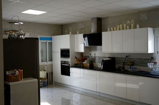6 slaapkamer Villa te koop in Marbella - € 1.950.000 (Ref: 9910596)
