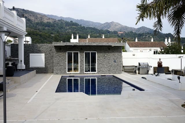 6 slaapkamer Villa te koop in Marbella - € 1.950.000 (Ref: 9910596)