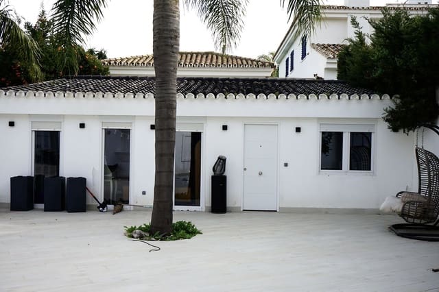 6 slaapkamer Villa te koop in Marbella - € 1.950.000 (Ref: 9910596)