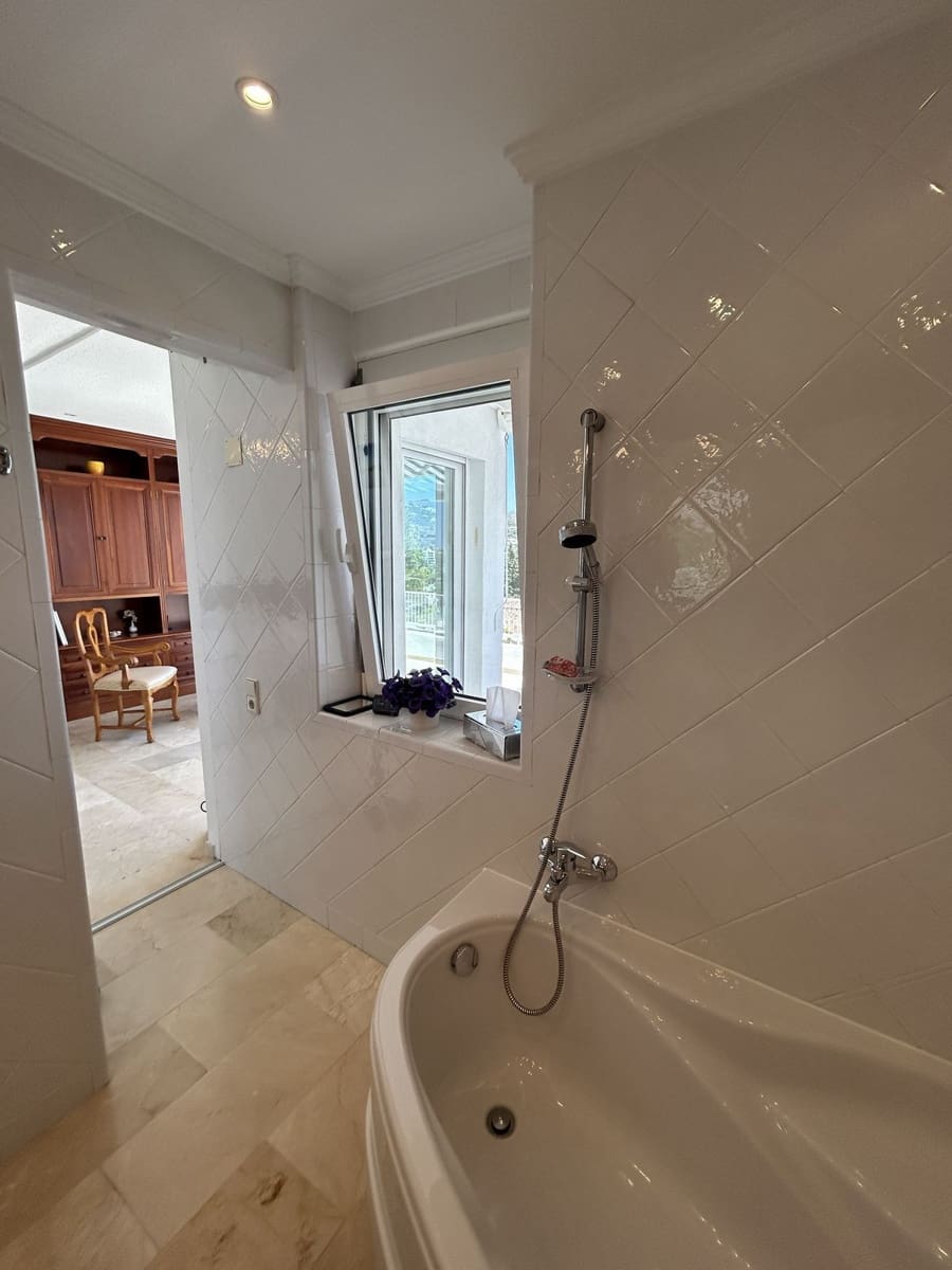 1 soverom Penthouse til salgs i Marbella - € 420 000 (Ref: 9910602)