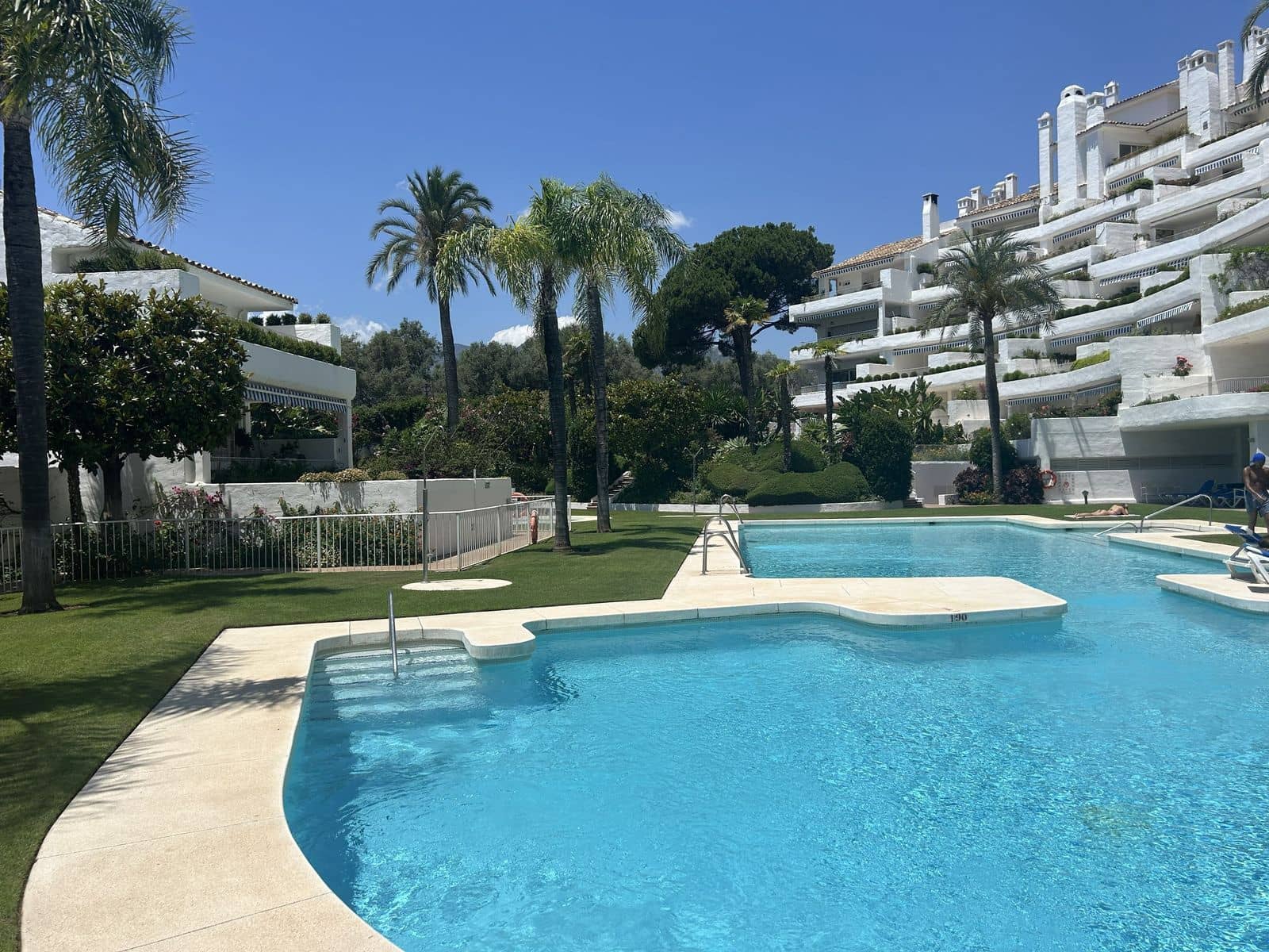 1 soverom Penthouse til salgs i Marbella - € 420 000 (Ref: 9910602)