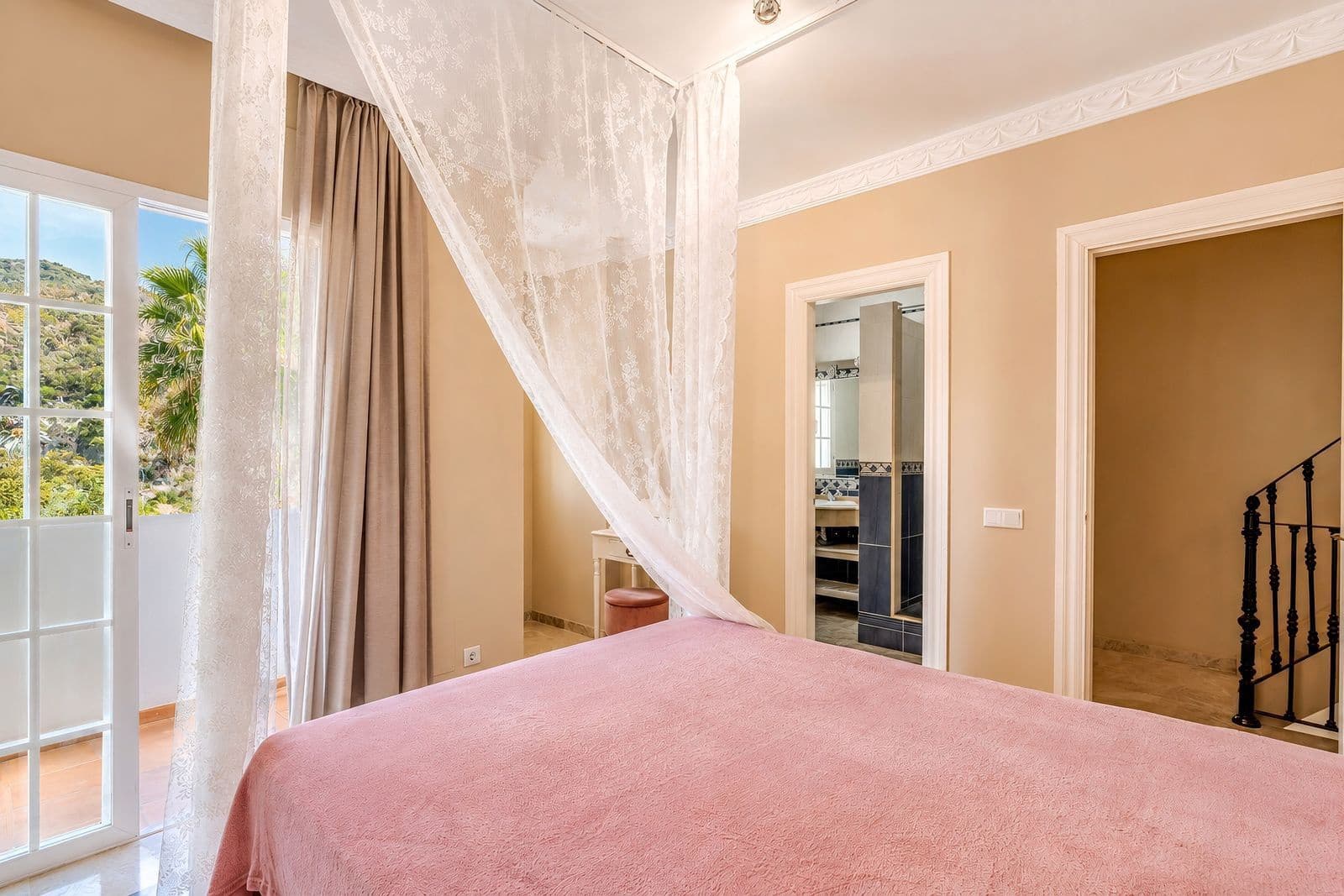4 sovrum Semi-fristående Villa till salu i Nueva Andalucia - 1 595 000 € (Ref: 9910604)