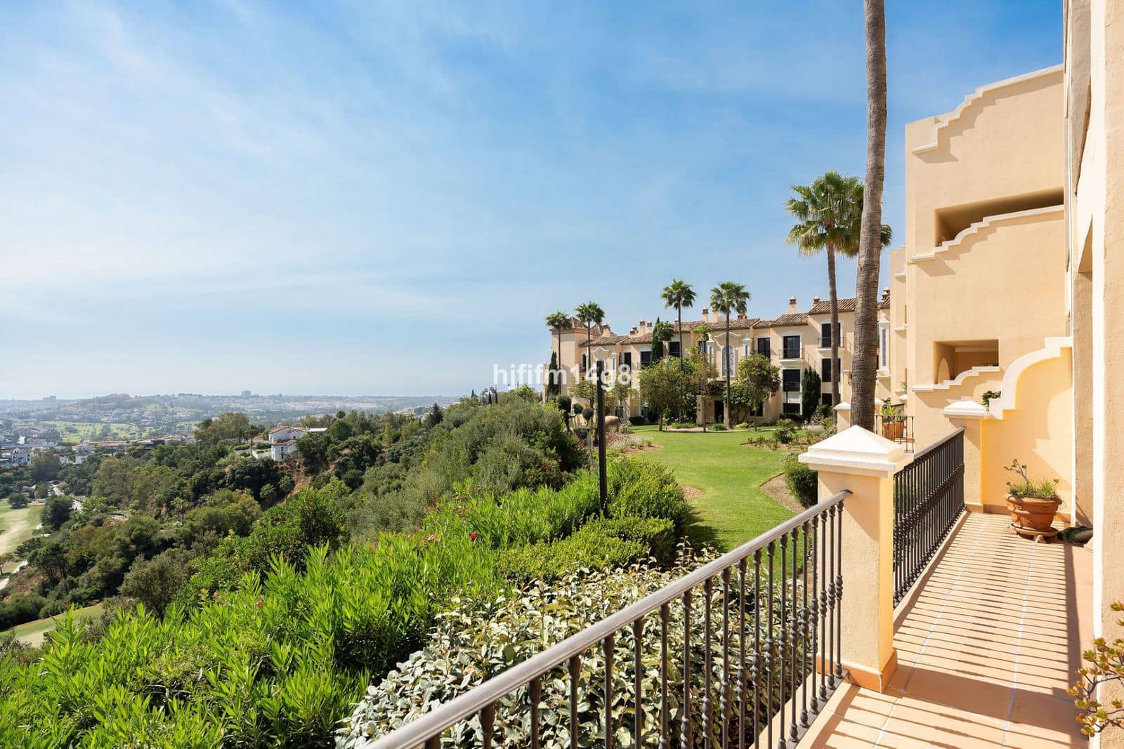 2 bedroom Apartment for sale in Benahavis - € 895,000 (Ref: 9910613)