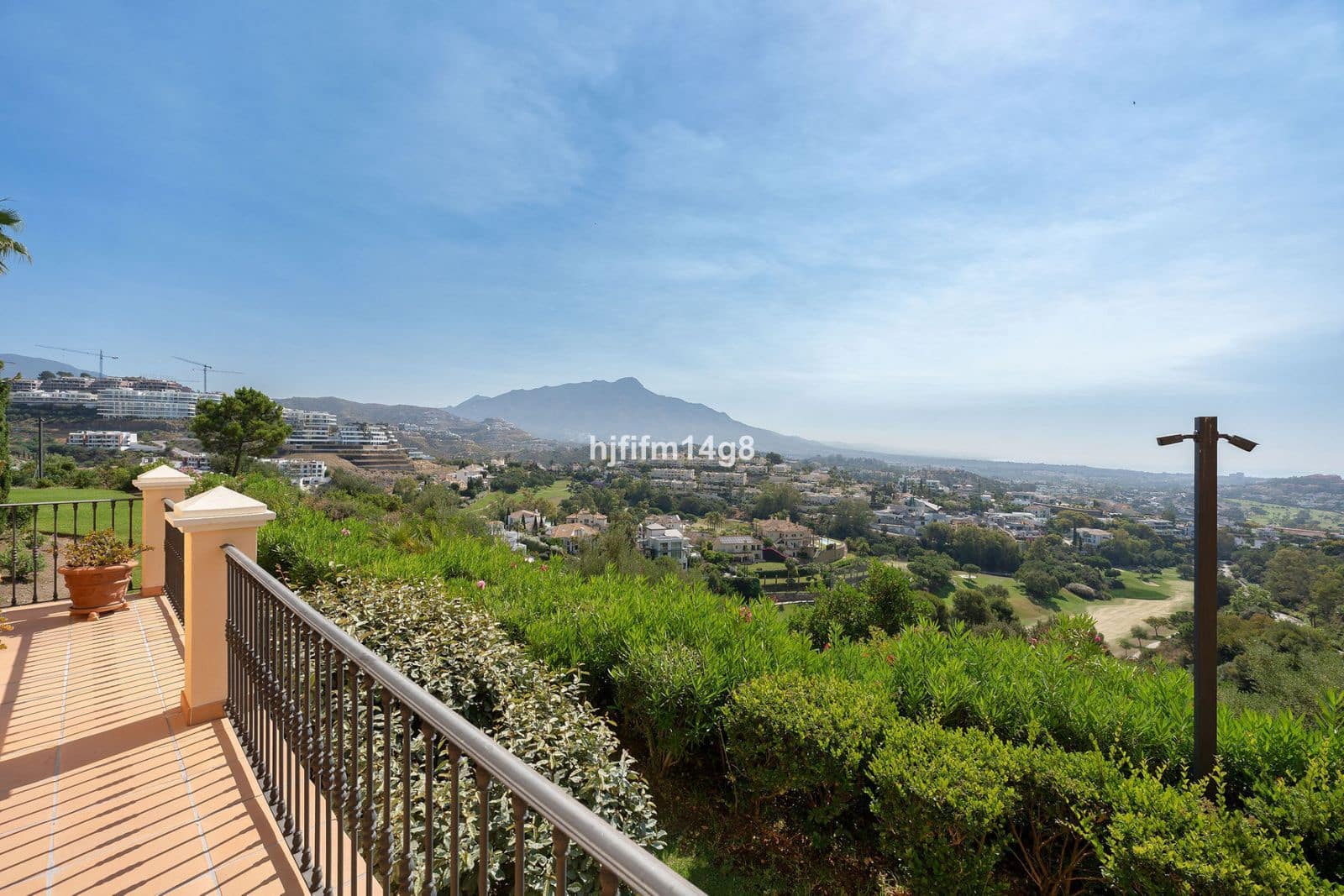 2 bedroom Apartment for sale in Benahavis - € 895,000 (Ref: 9910613)