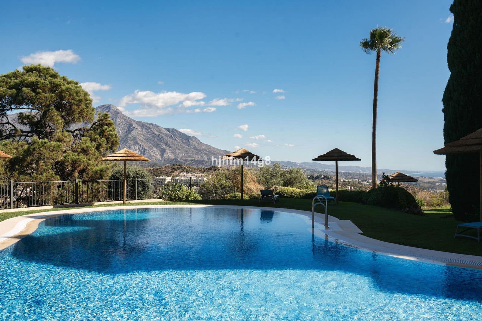 2 bedroom Apartment for sale in Benahavis - € 895,000 (Ref: 9910613)