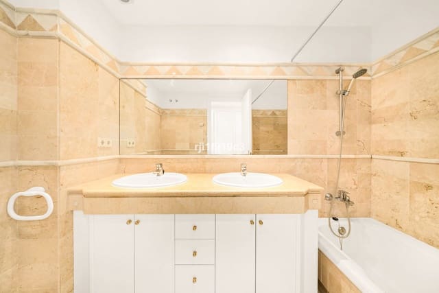 2 Zimmer Apartment zu verkaufen in Elviria, Marbella - 595.000 € (Ref: 9910614)