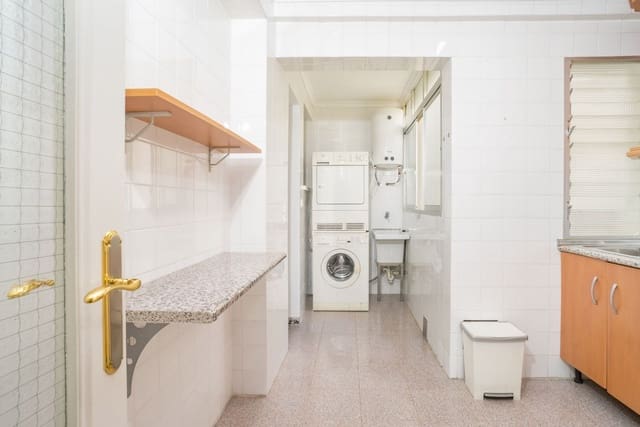 4 soveværelse Lejlighed til salg i Málaga by - € 310.000 (Ref: 9910619)