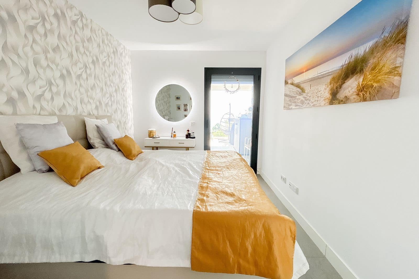 2 slaapkamer Appartement te koop in Manilva - € 599.000 (Ref: 9910643)