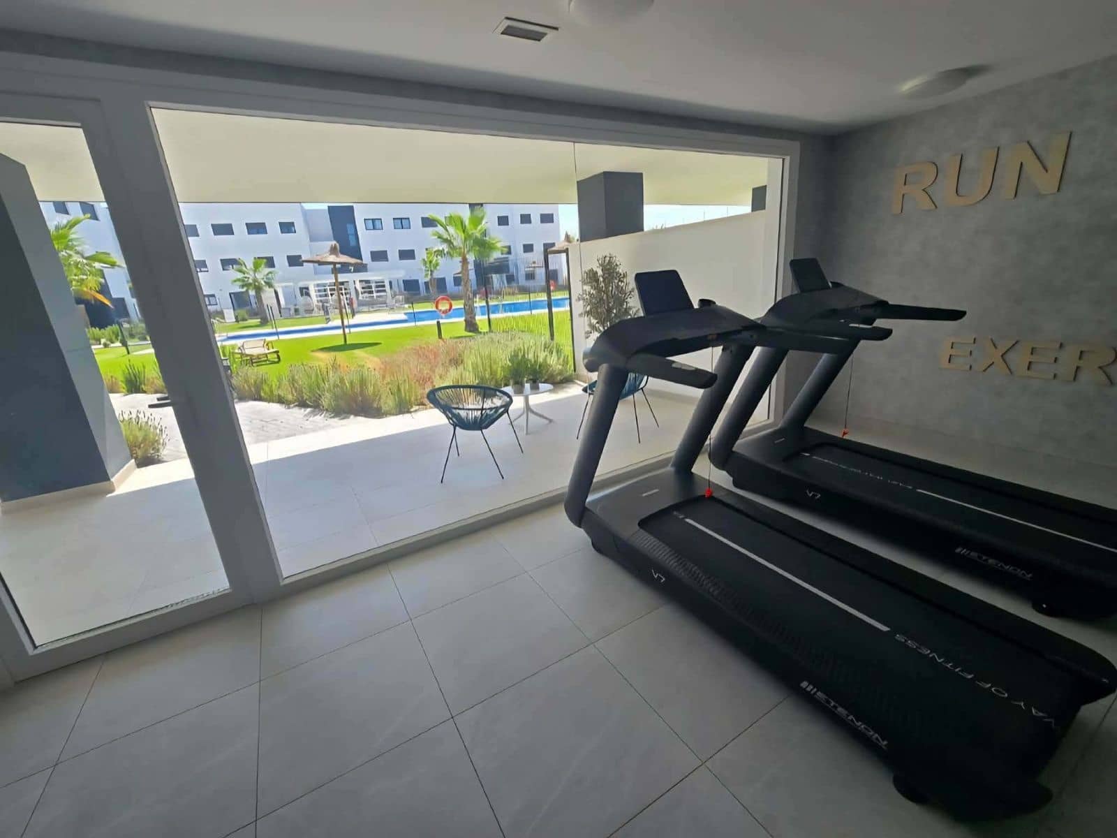 Apartamento de 2 habitaciones en Estepona en venta - 395.000 € (Ref: 9910644)