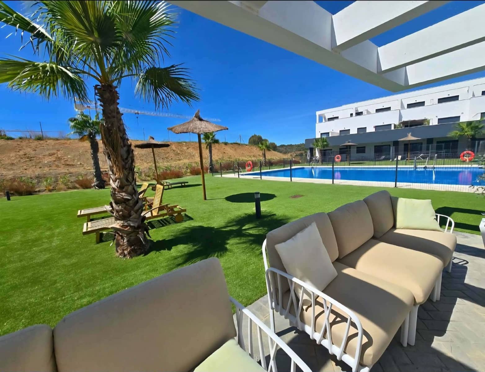 Apartamento de 2 habitaciones en Estepona en venta - 395.000 € (Ref: 9910644)