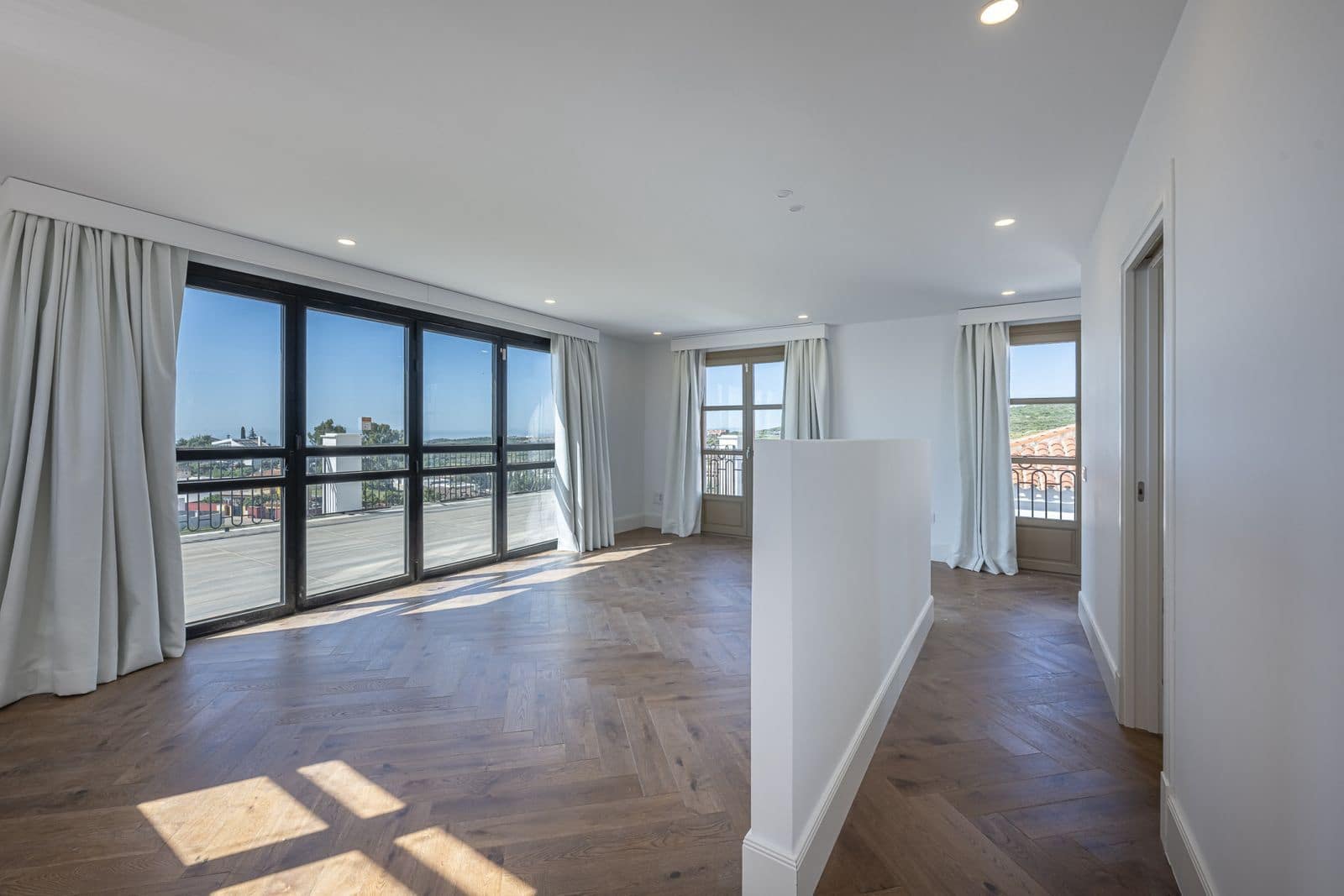 4 slaapkamer Villa te koop in Estepona - € 2.195.000 (Ref: 9910664)