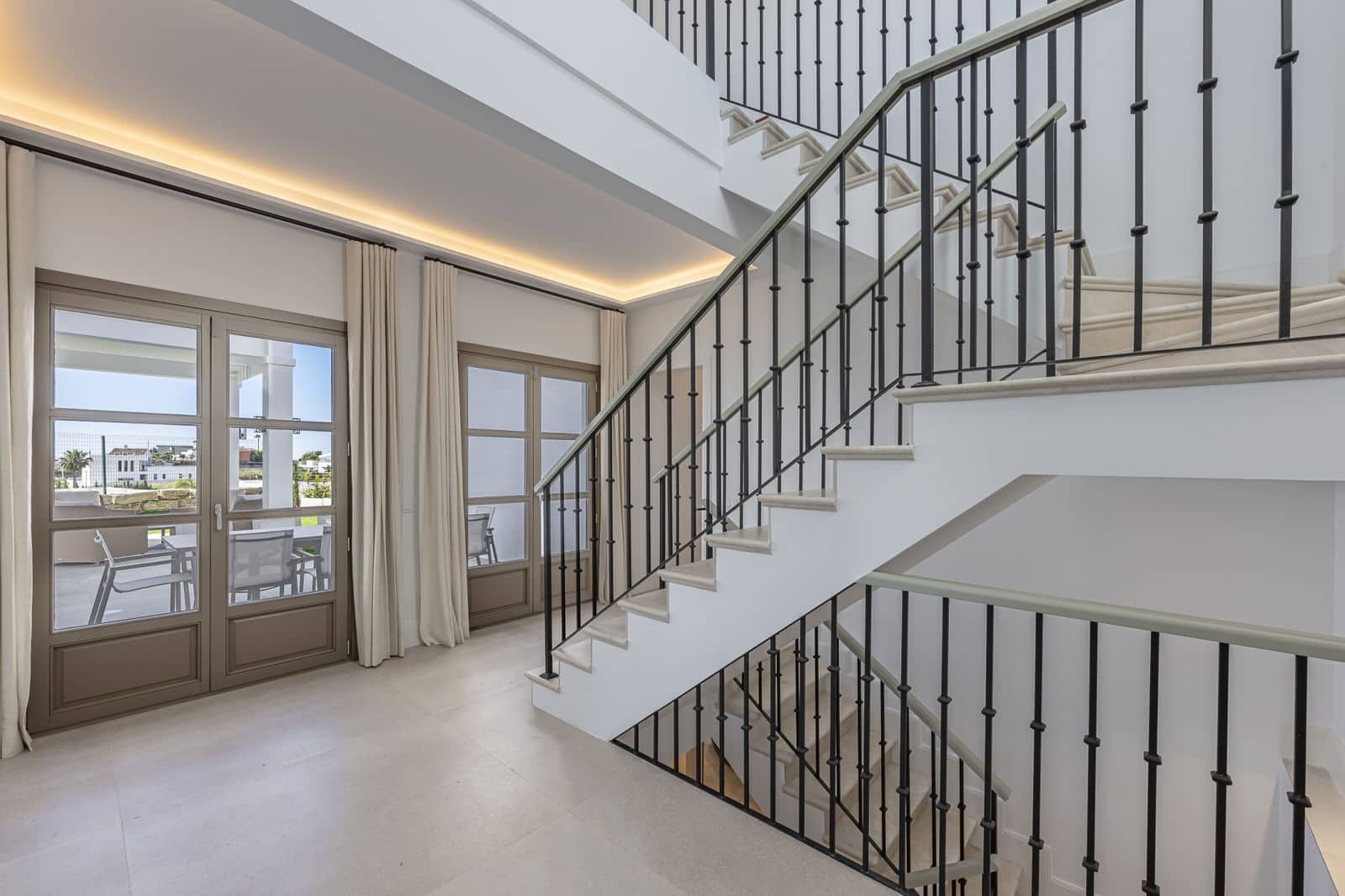 4 slaapkamer Villa te koop in Estepona - € 2.195.000 (Ref: 9910664)