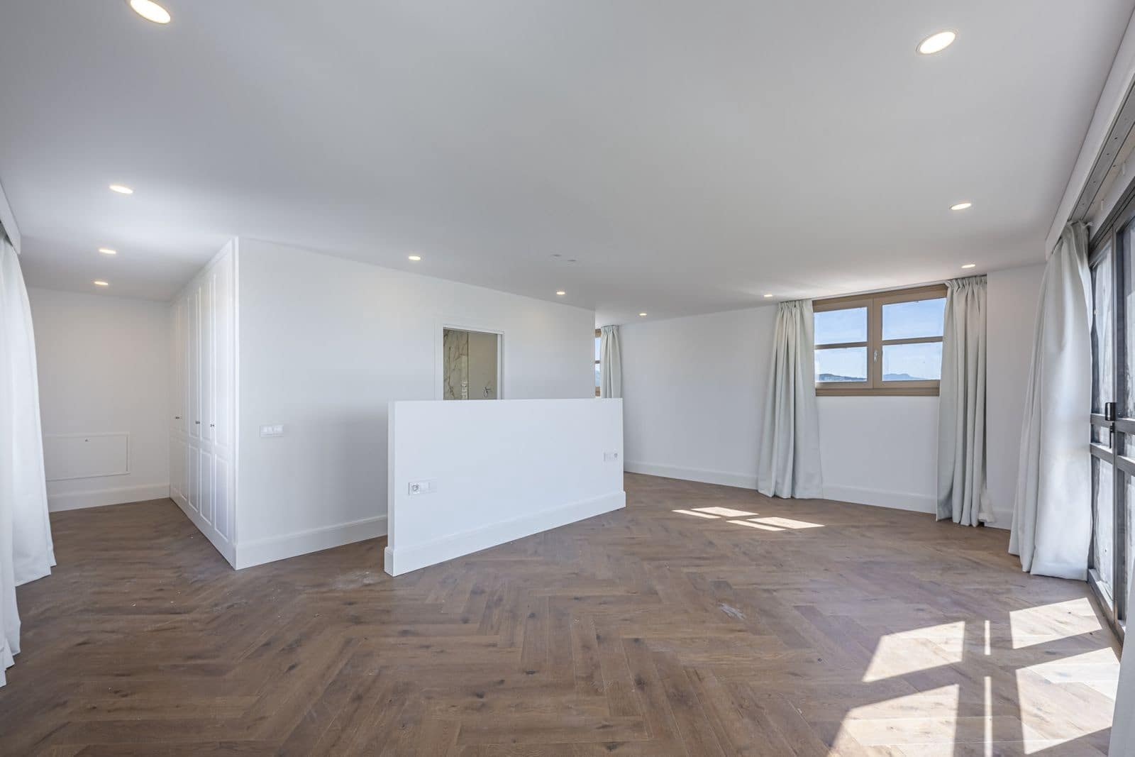 4 slaapkamer Villa te koop in Estepona - € 2.195.000 (Ref: 9910664)