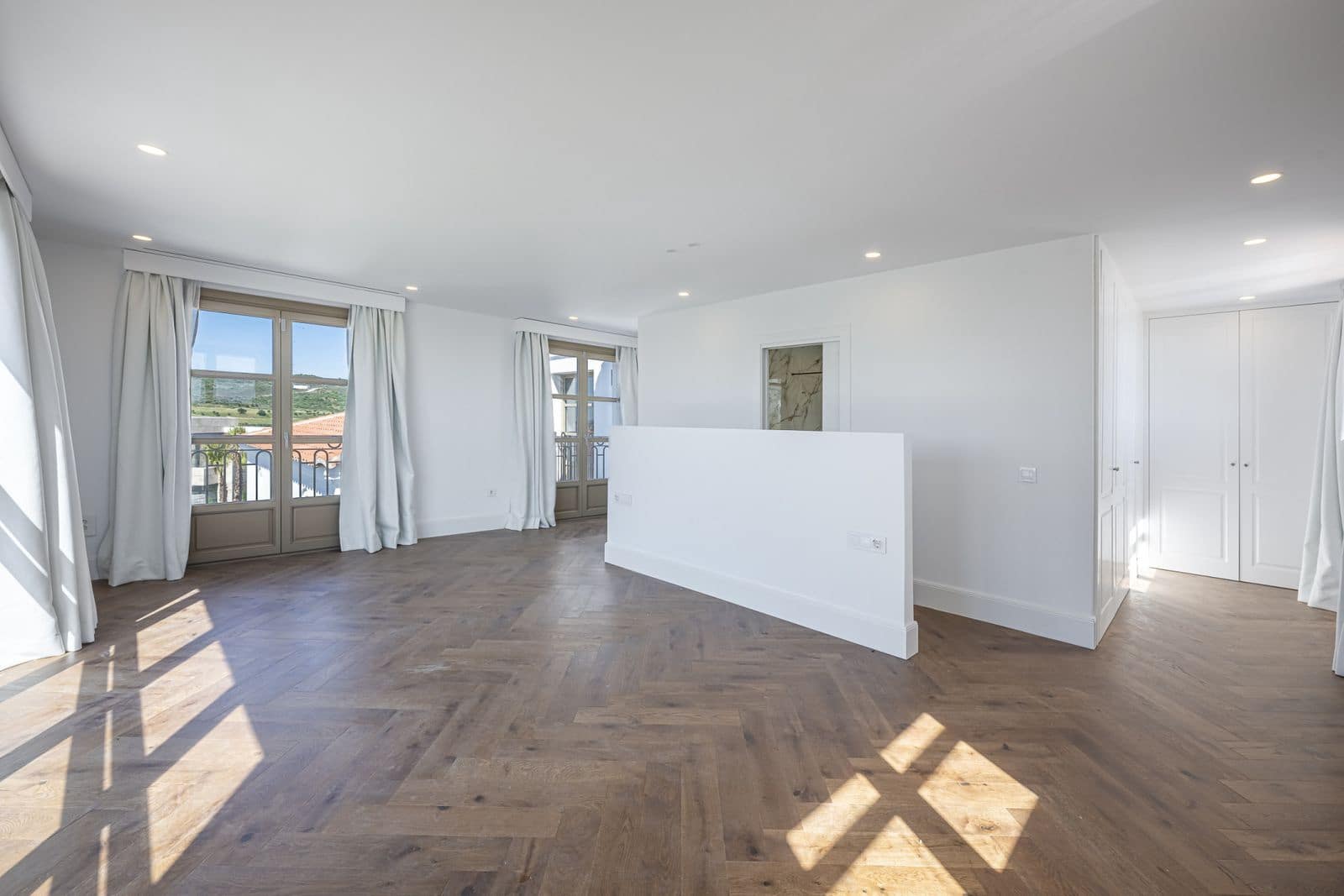 4 slaapkamer Villa te koop in Estepona - € 2.195.000 (Ref: 9910664)