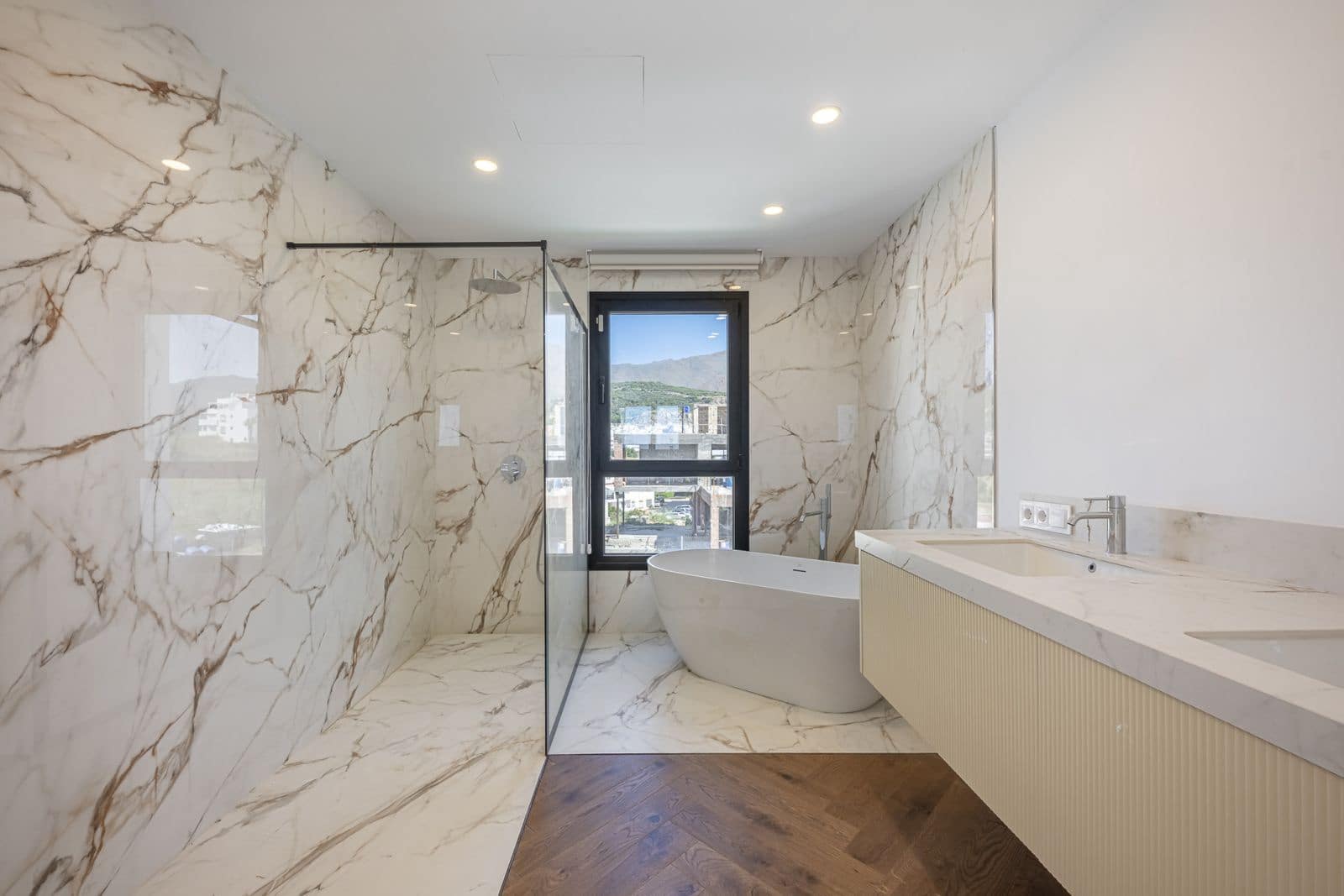 4 slaapkamer Villa te koop in Estepona - € 2.195.000 (Ref: 9910664)
