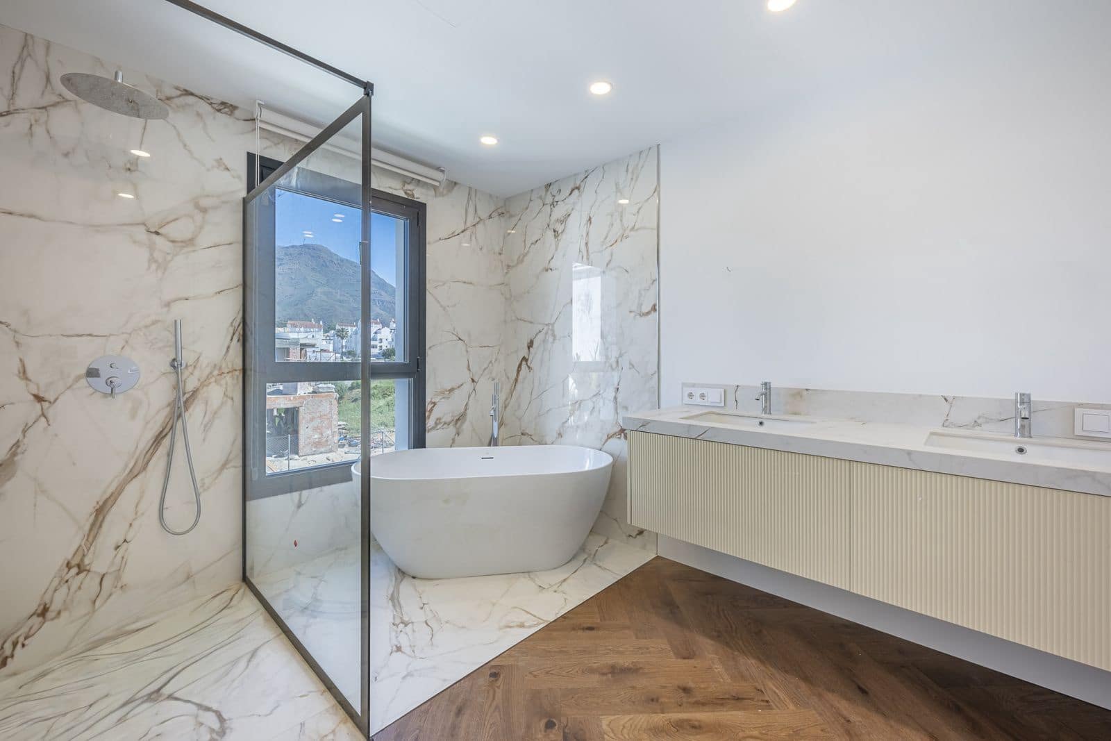 4 slaapkamer Villa te koop in Estepona - € 2.195.000 (Ref: 9910664)