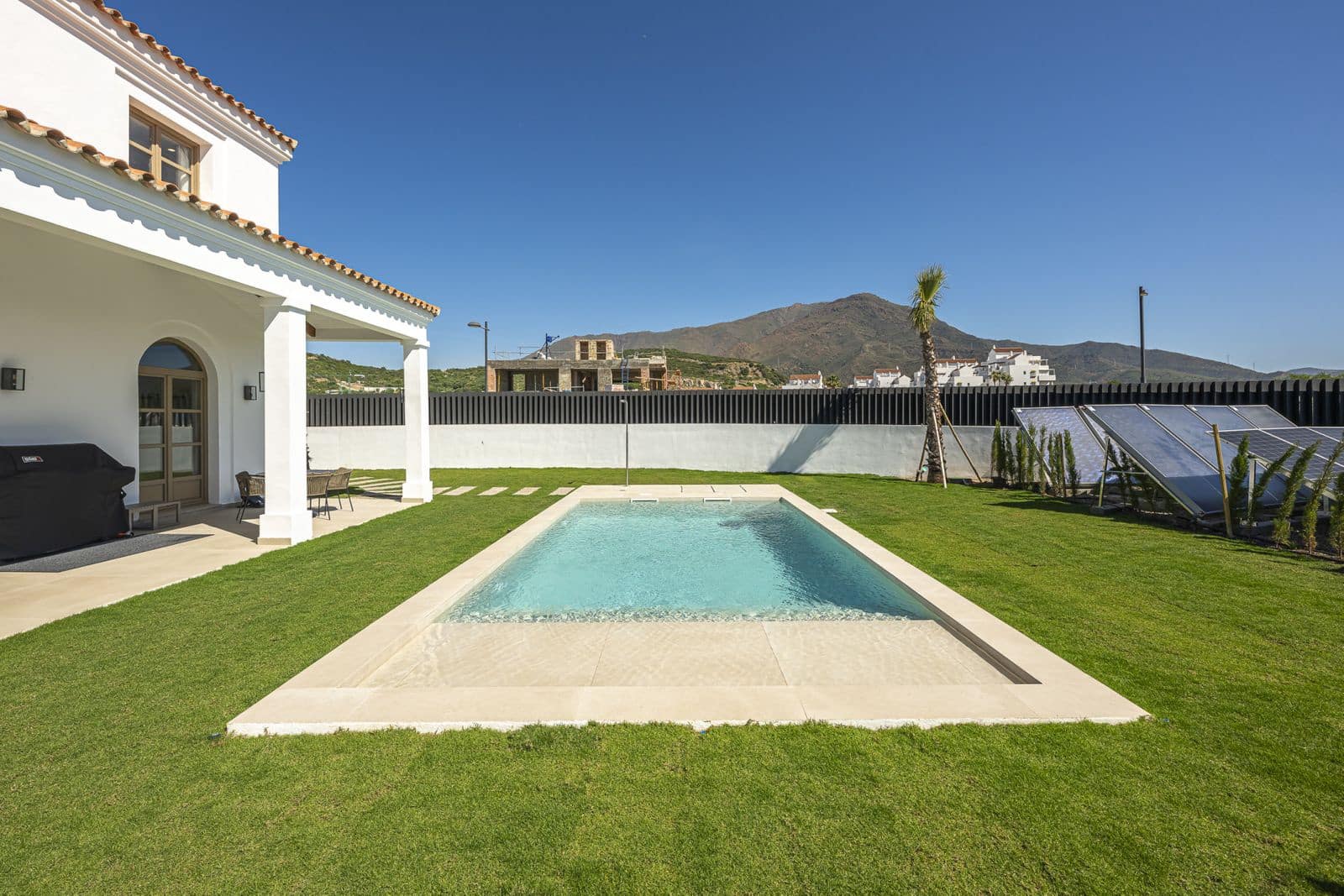 4 slaapkamer Villa te koop in Estepona - € 2.195.000 (Ref: 9910664)