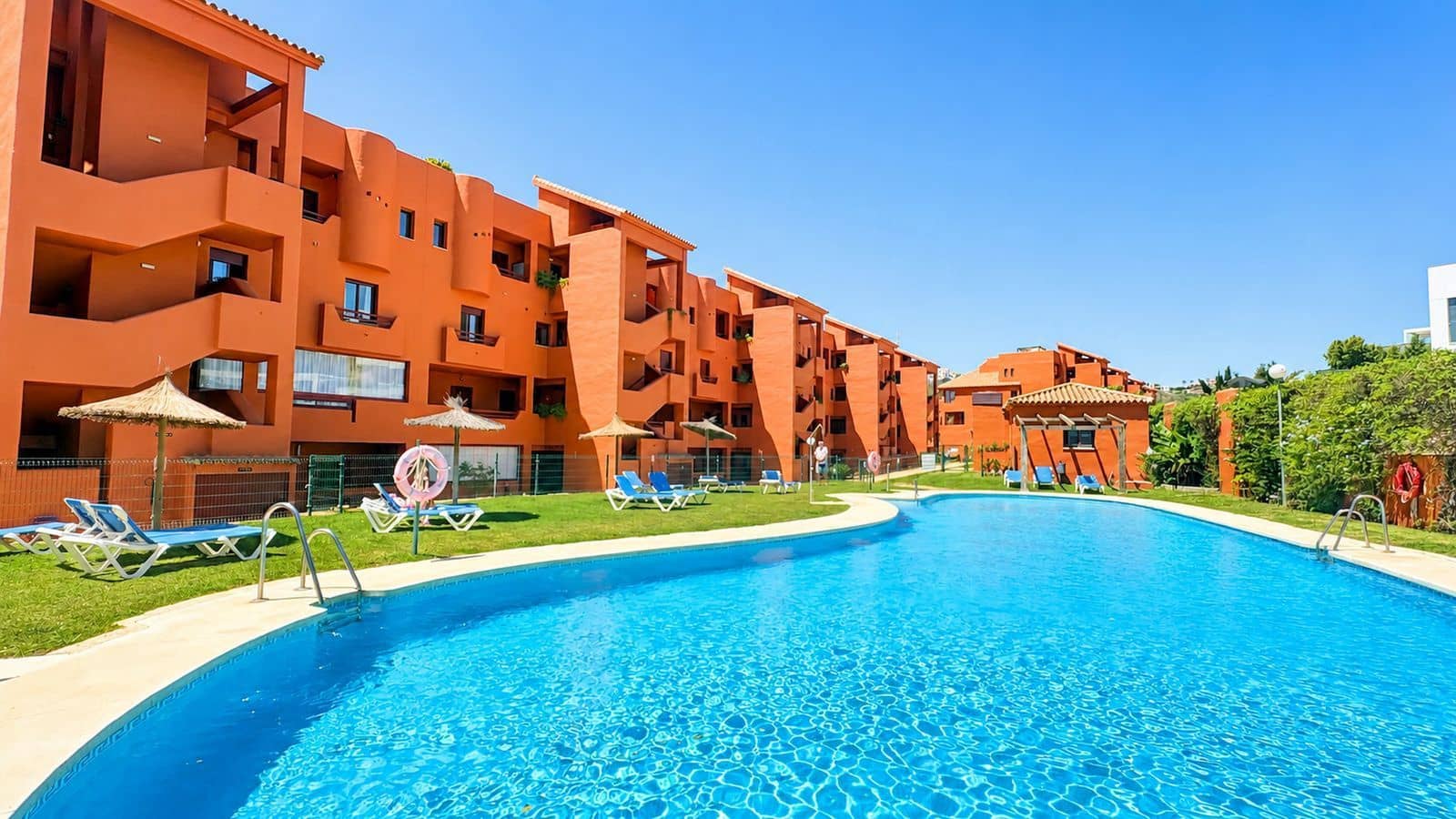 3 bedroom Apartment for sale in La Duquesa / Puerto de la Duquesa - € 380,000 (Ref: 9921208)