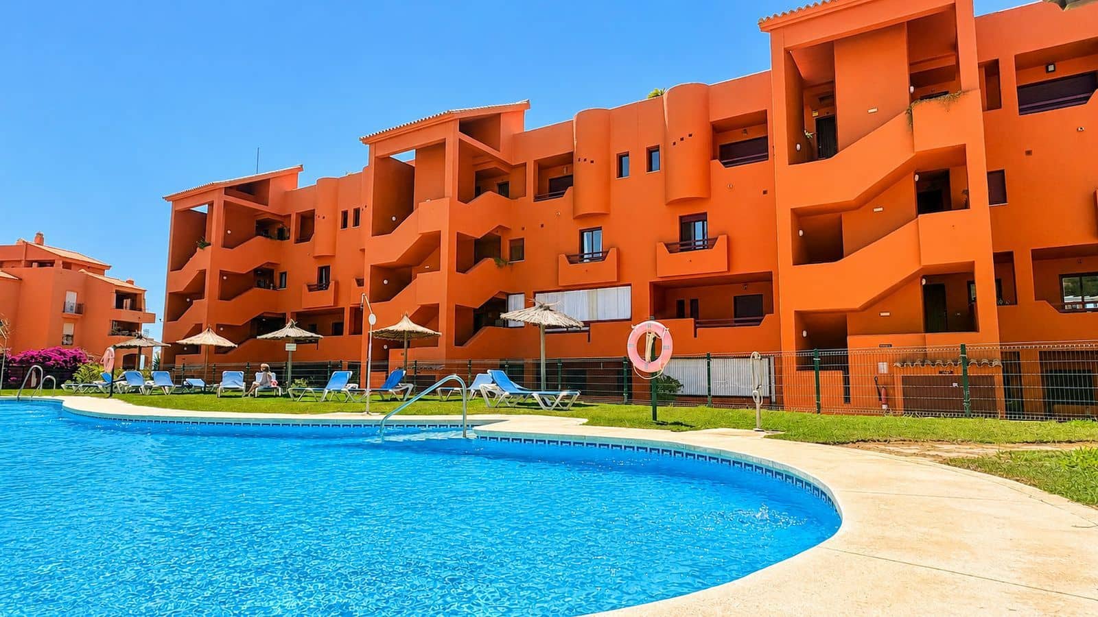 3 bedroom Apartment for sale in La Duquesa / Puerto de la Duquesa - € 380,000 (Ref: 9921208)