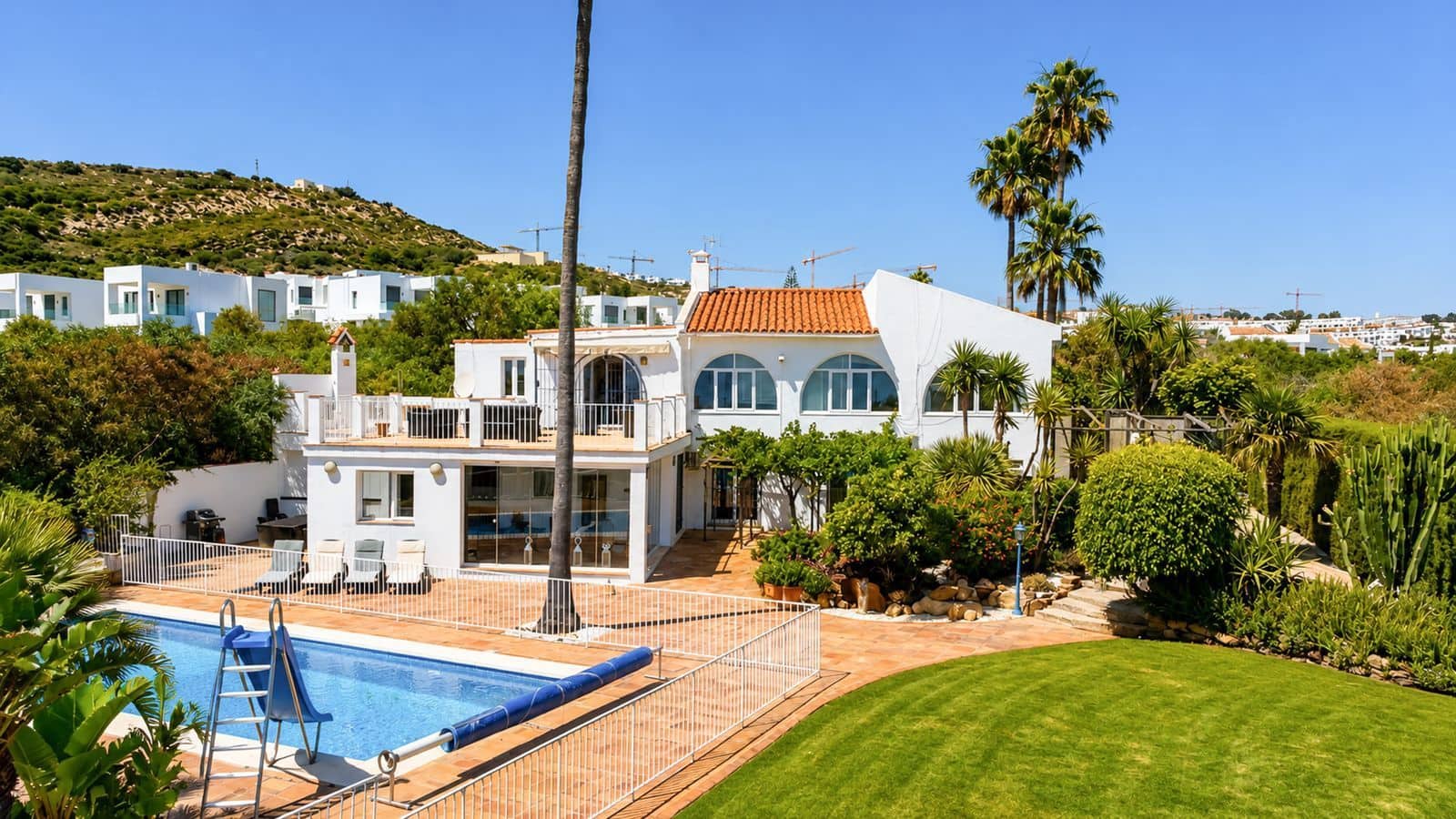 5 bedroom Villa for sale in Manilva - € 1,100,000 (Ref: 9921225)