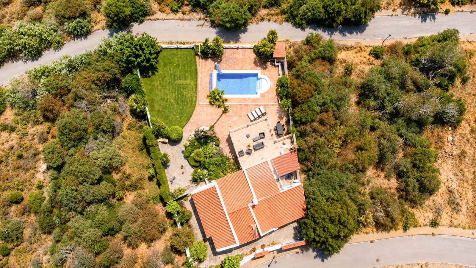 5 bedroom Villa for sale in Manilva - € 1,100,000 (Ref: 9921225)