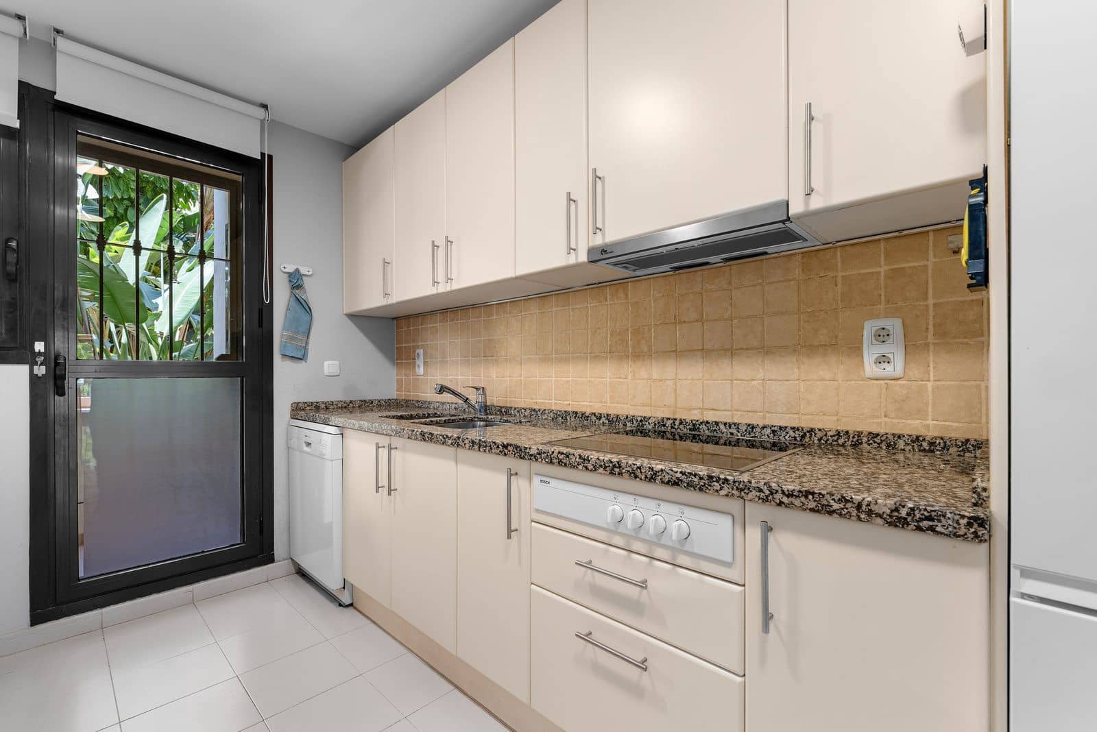 2 slaapkamer Appartement te koop in Benahavis - € 450.000 (Ref: 9921227)