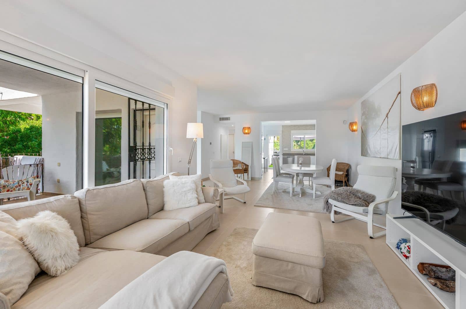 4 bedroom Villa for sale in Marbella - € 975,000 (Ref: 9921232)
