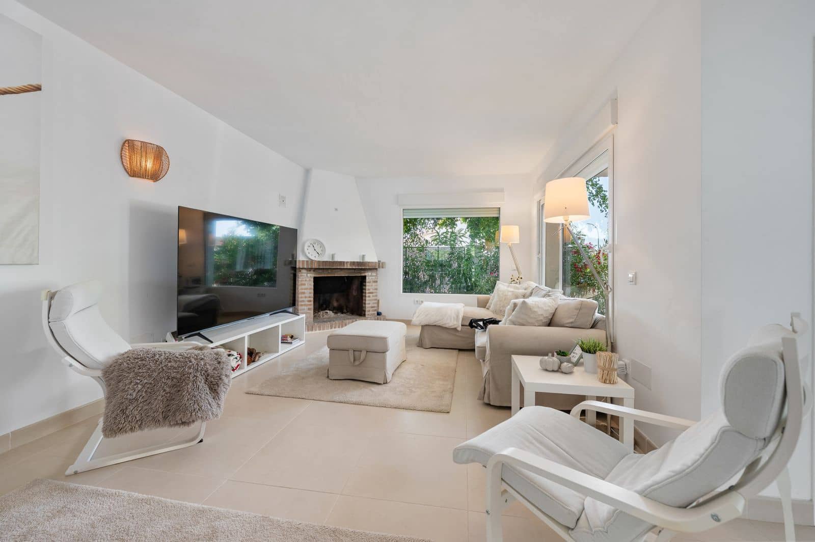 4 bedroom Villa for sale in Marbella - € 975,000 (Ref: 9921232)