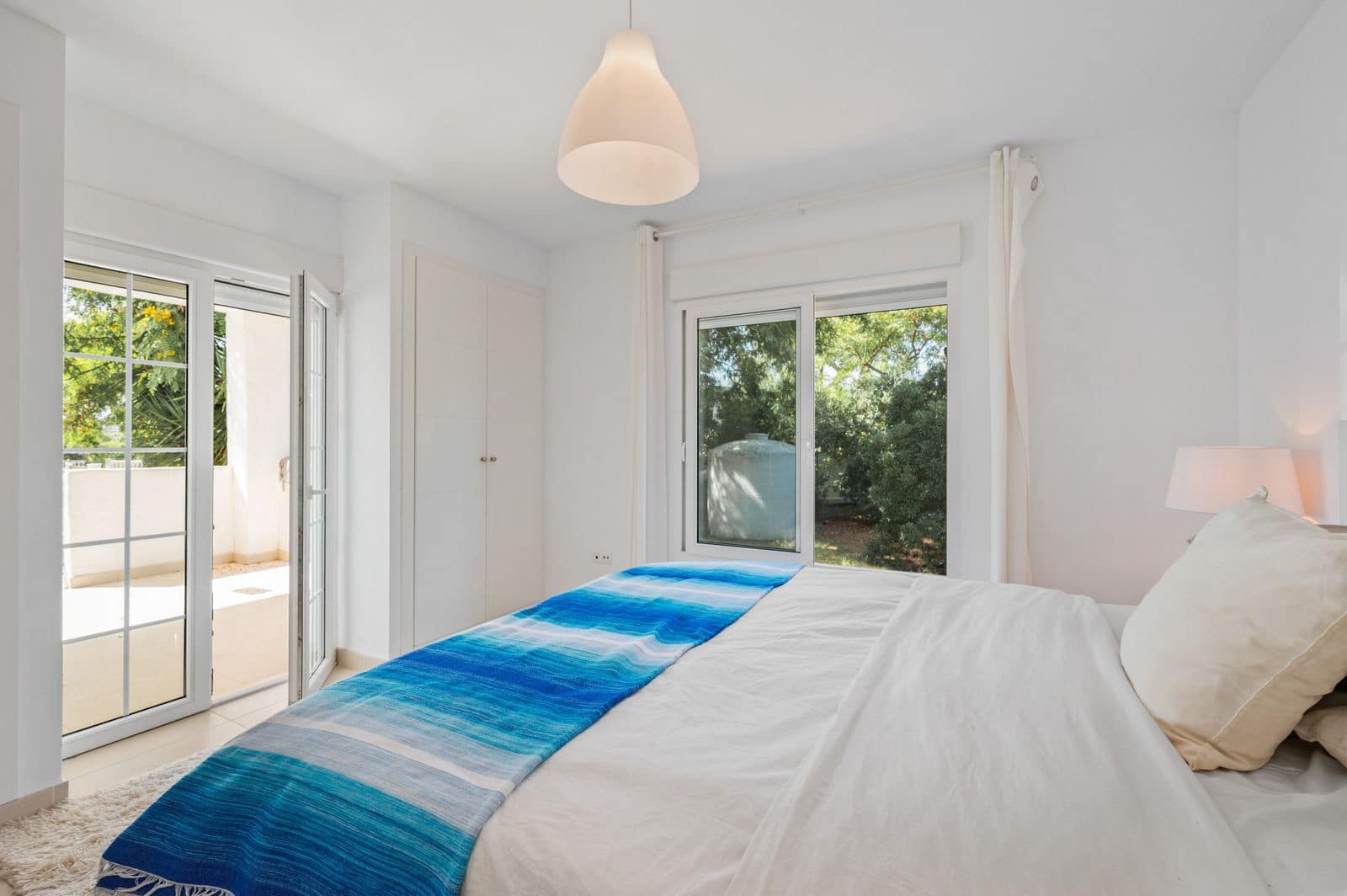 4 bedroom Villa for sale in Marbella - € 975,000 (Ref: 9921232)