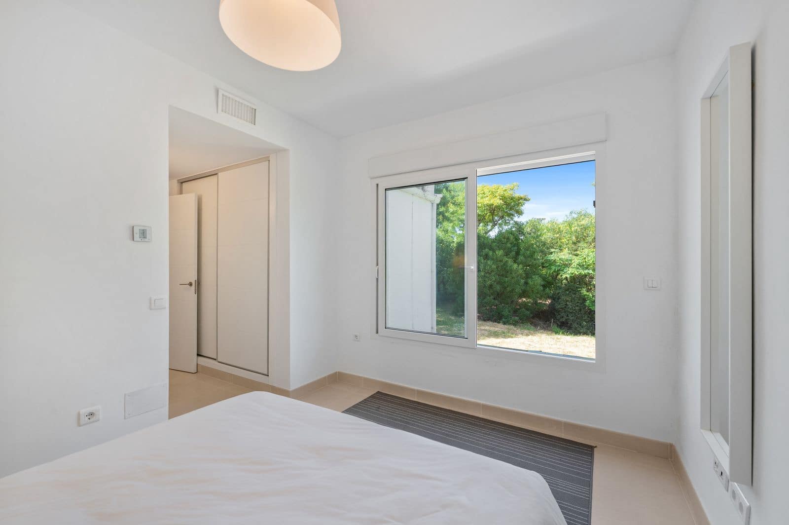 4 bedroom Villa for sale in Marbella - € 975,000 (Ref: 9921232)