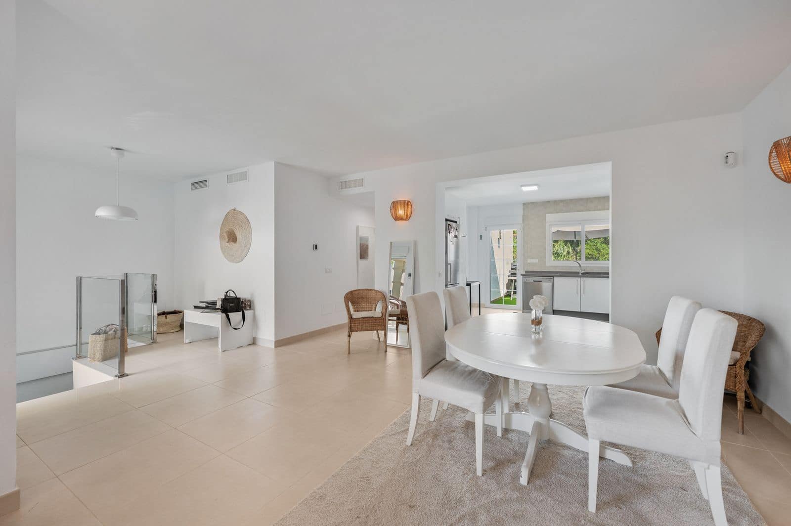 4 bedroom Villa for sale in Marbella - € 975,000 (Ref: 9921232)