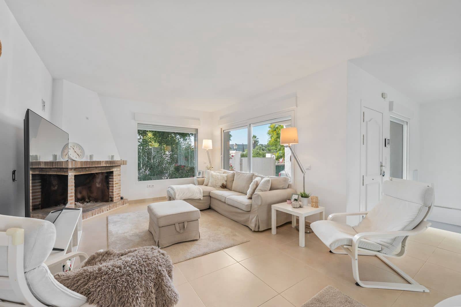 4 bedroom Villa for sale in Marbella - € 975,000 (Ref: 9921232)
