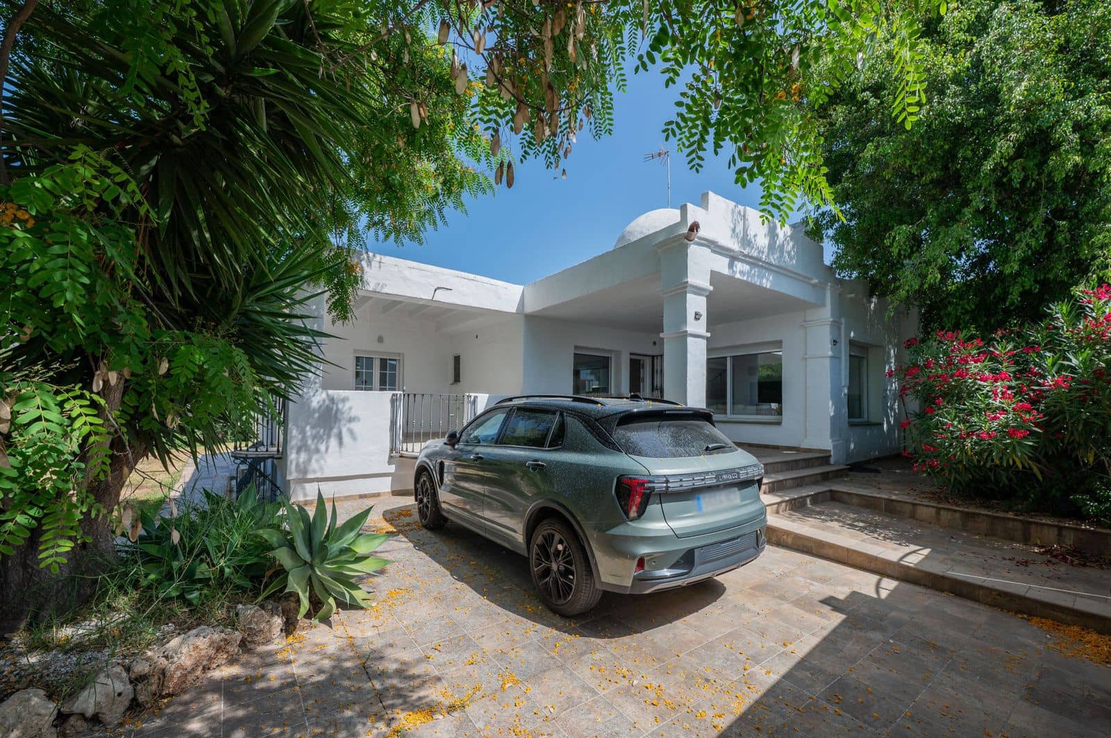 4 bedroom Villa for sale in Marbella - € 975,000 (Ref: 9921232)