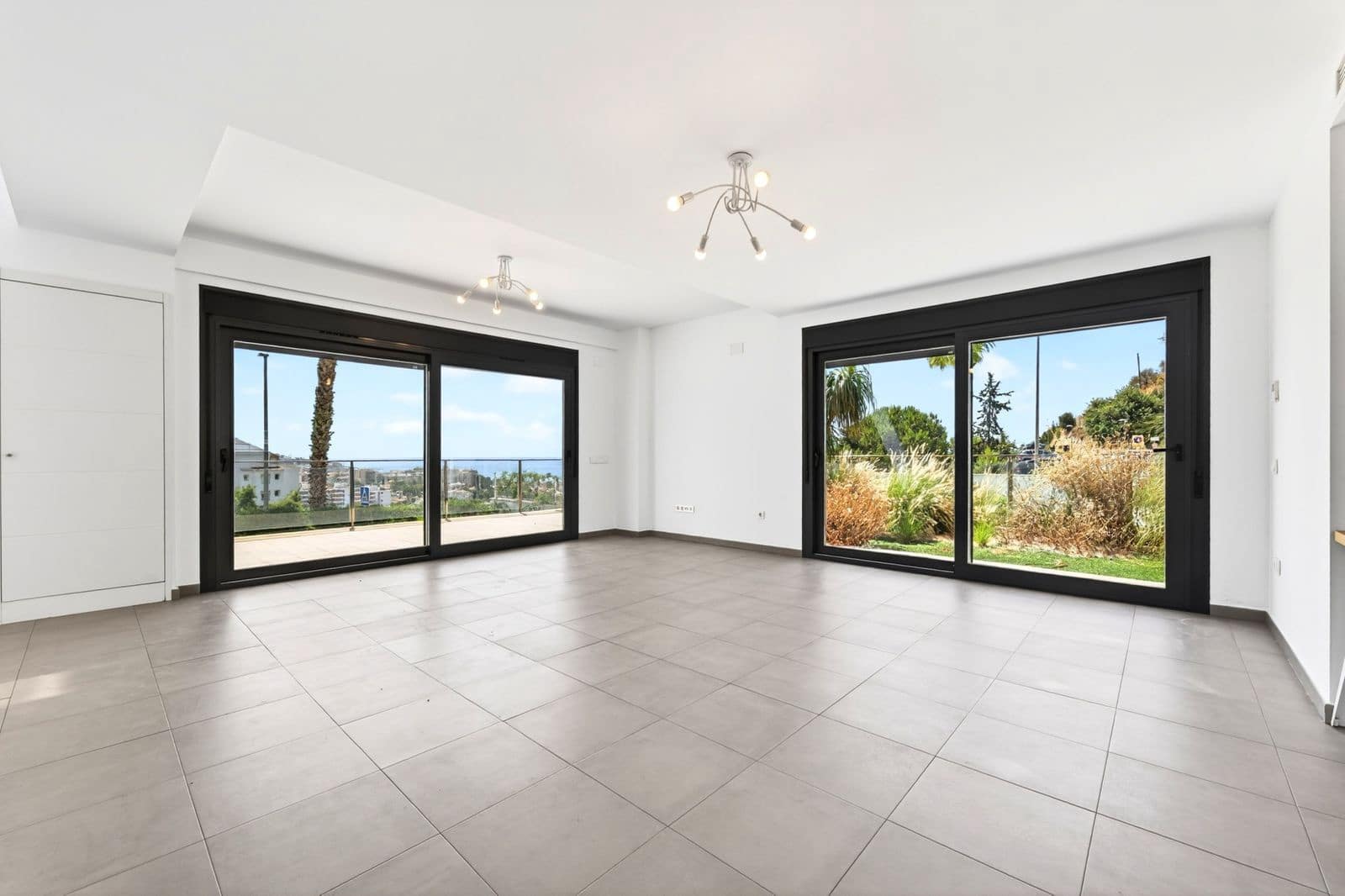 4 soveværelse Semi-Rækkehus til salg i Malaga by - € 1.650.000 (Ref: 9921248)