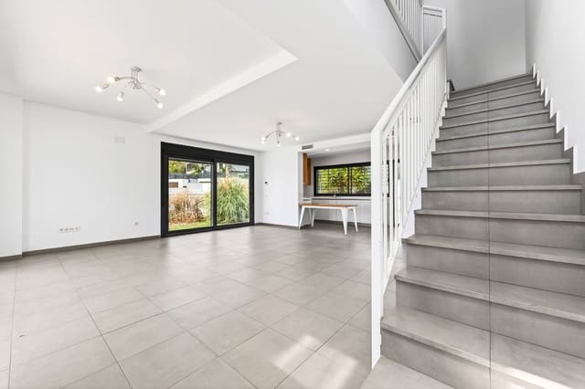 4 soveværelse Semi-Rækkehus til salg i Cerrado de Calderon, Málaga by - € 1.650.000 (Ref: 9921248)