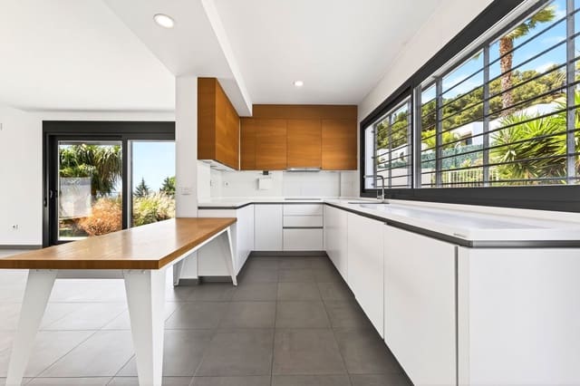 4 soveværelse Semi-Rækkehus til salg i Cerrado de Calderon, Málaga by - € 1.650.000 (Ref: 9921248)