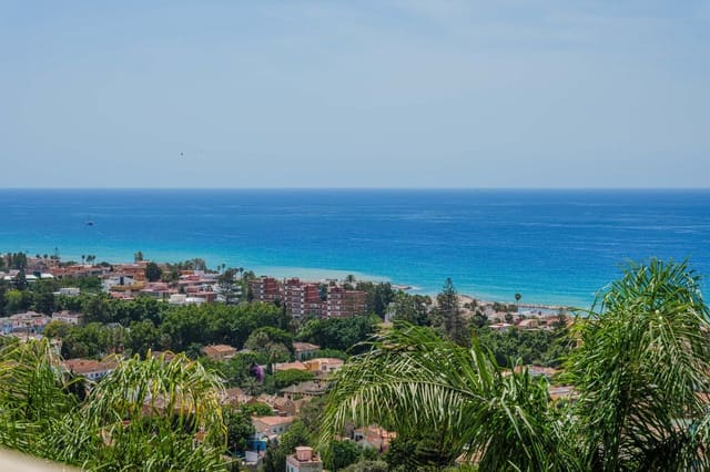4 soveværelse Semi-Rækkehus til salg i Cerrado de Calderon, Málaga by - € 1.650.000 (Ref: 9921248)
