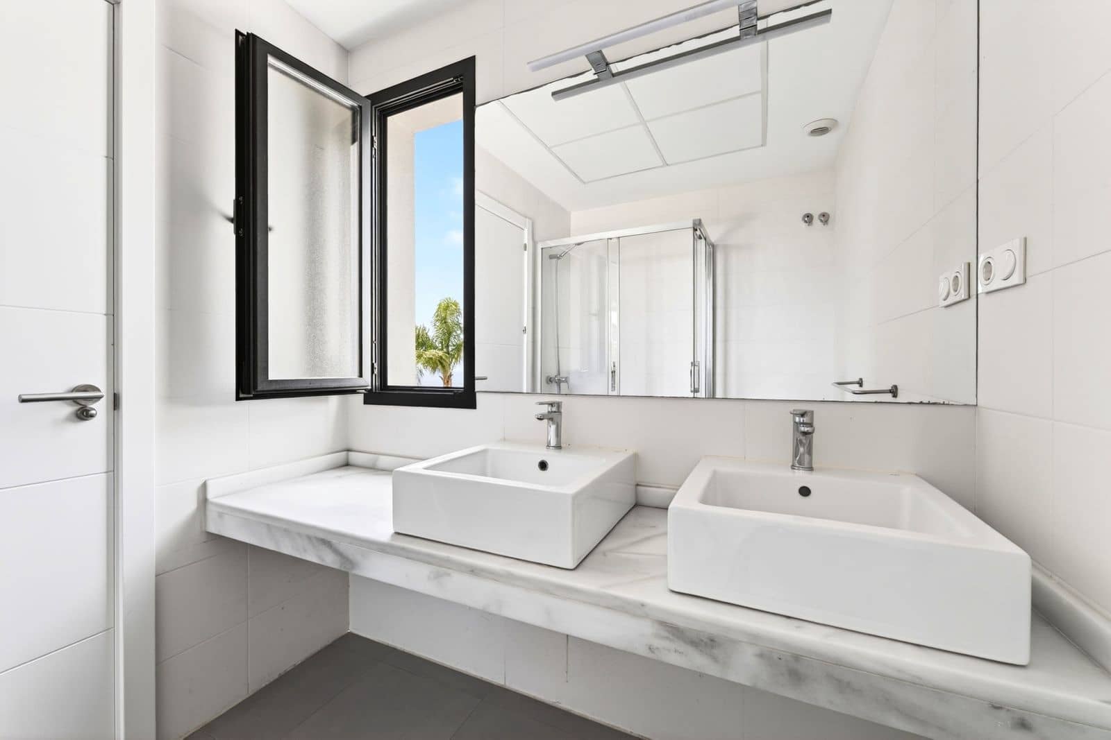 4 soveværelse Semi-Rækkehus til salg i Malaga by - € 1.650.000 (Ref: 9921248)