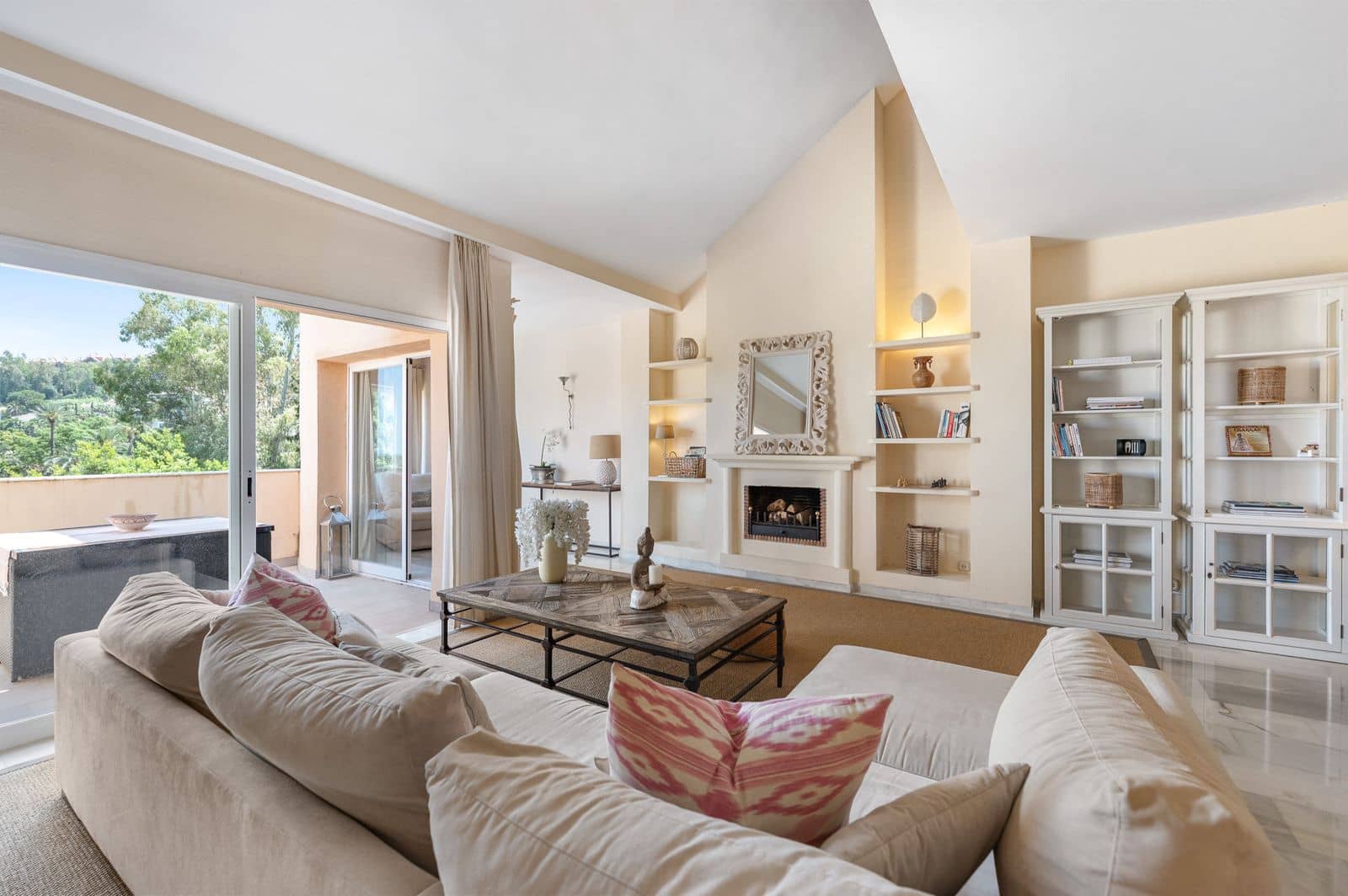 3 bedroom Apartment for sale in Nueva Andalucia - € 950,000 (Ref: 9921254)