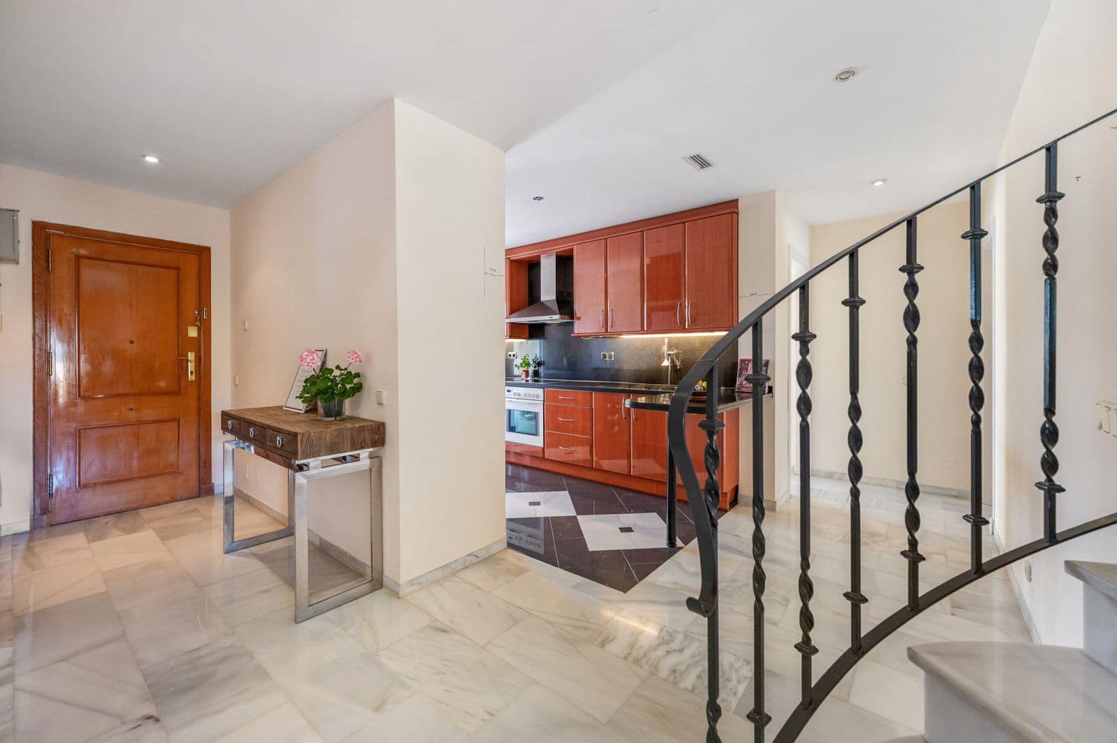 3 bedroom Apartment for sale in Nueva Andalucia - € 950,000 (Ref: 9921254)