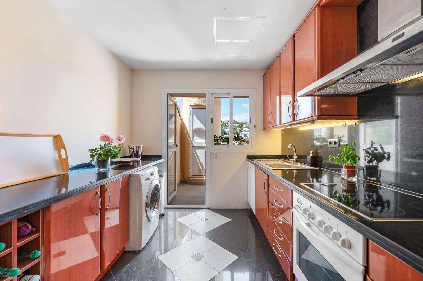 3 bedroom Apartment for sale in Nueva Andalucia - € 950,000 (Ref: 9921254)