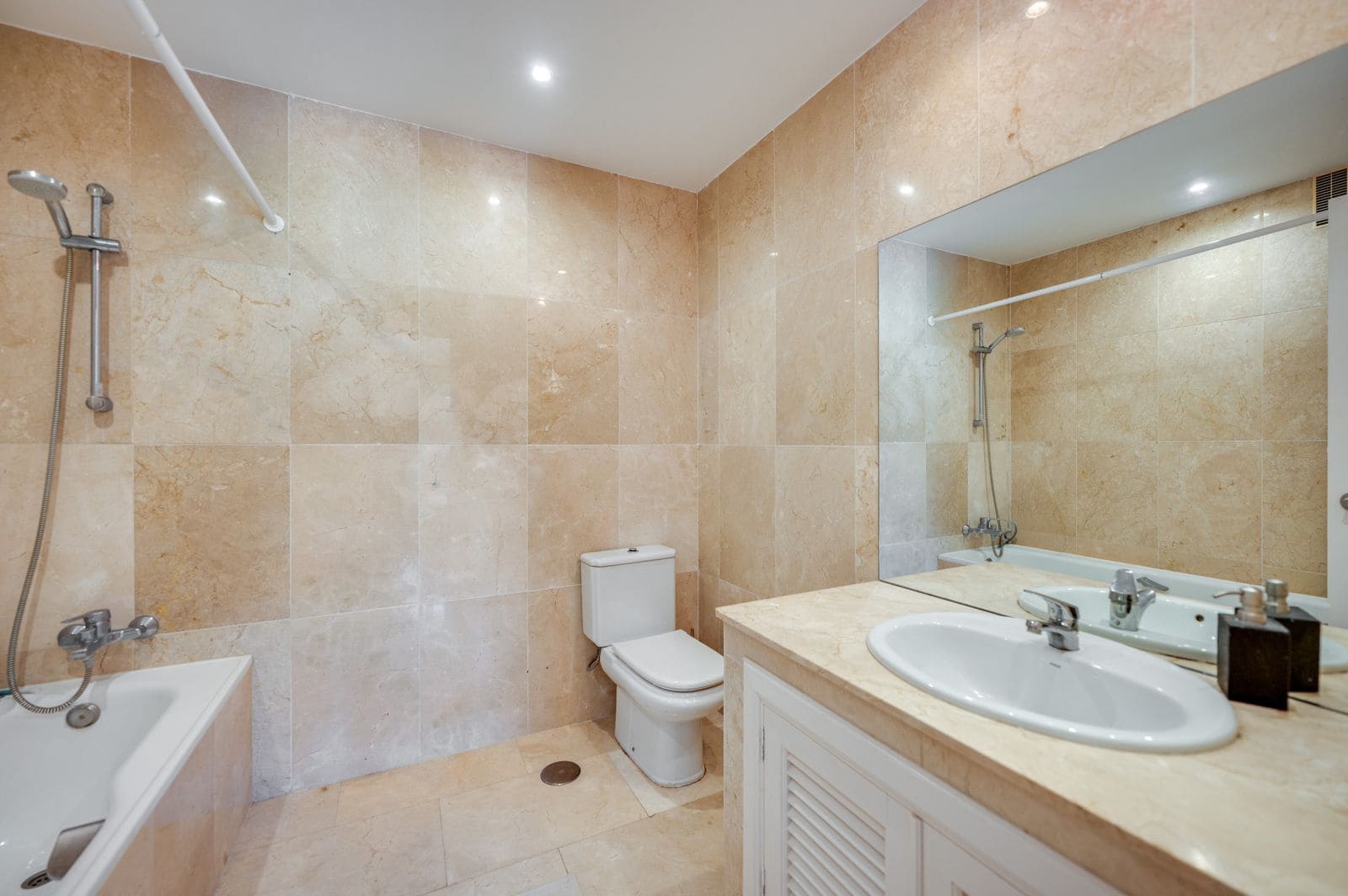 3 bedroom Apartment for sale in Nueva Andalucia - € 950,000 (Ref: 9921254)
