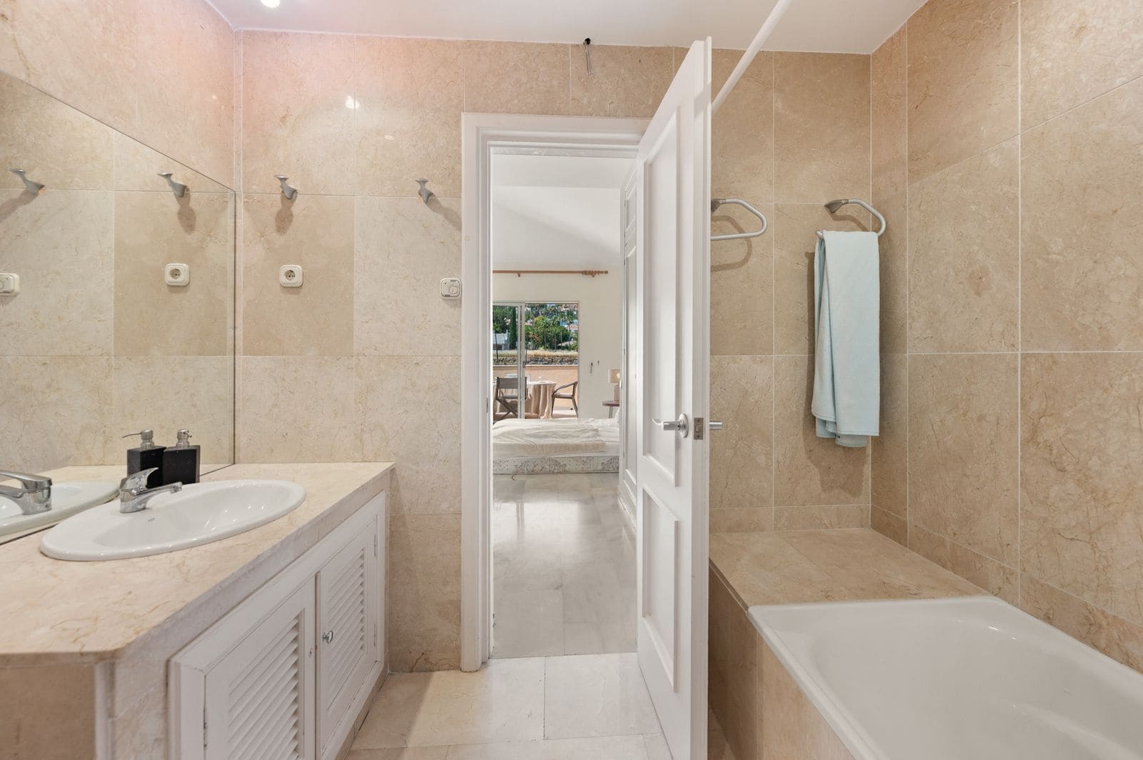 3 bedroom Apartment for sale in Nueva Andalucia - € 950,000 (Ref: 9921254)