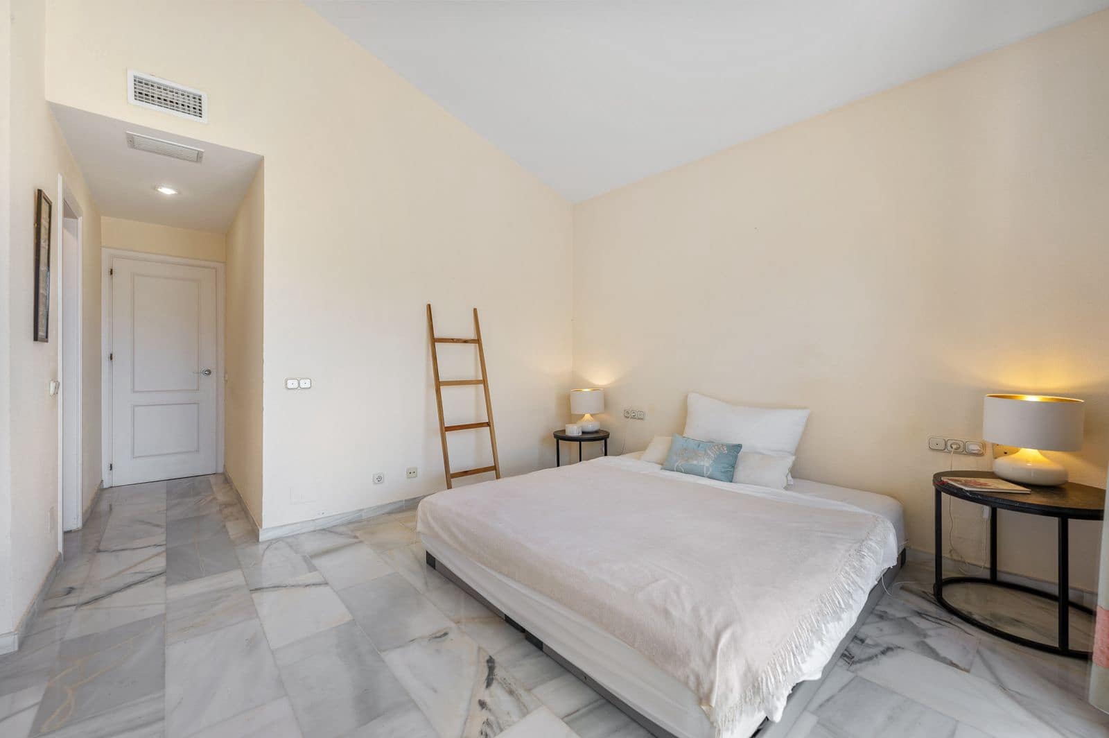 3 bedroom Apartment for sale in Nueva Andalucia - € 950,000 (Ref: 9921254)