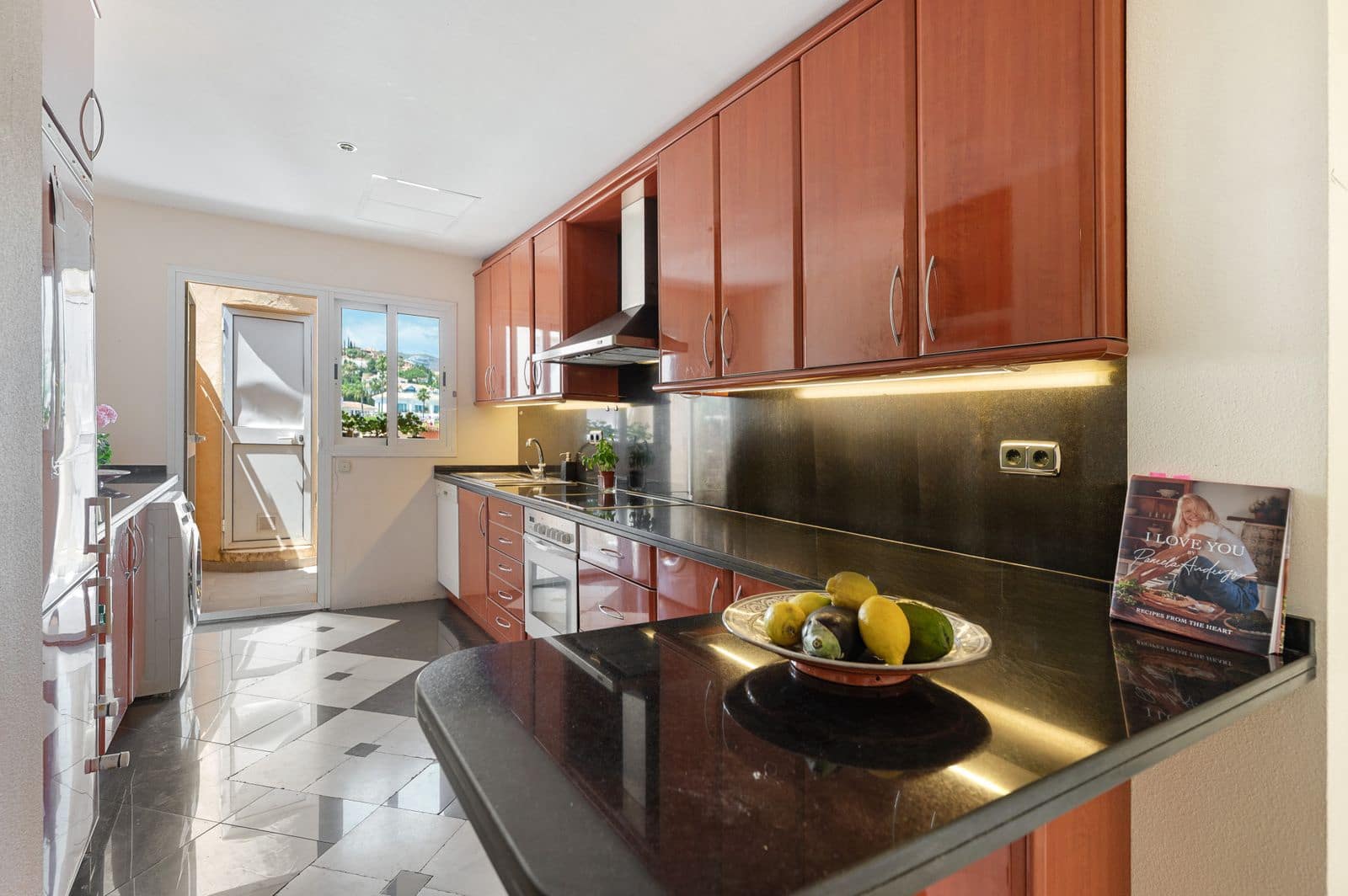 3 bedroom Apartment for sale in Nueva Andalucia - € 950,000 (Ref: 9921254)