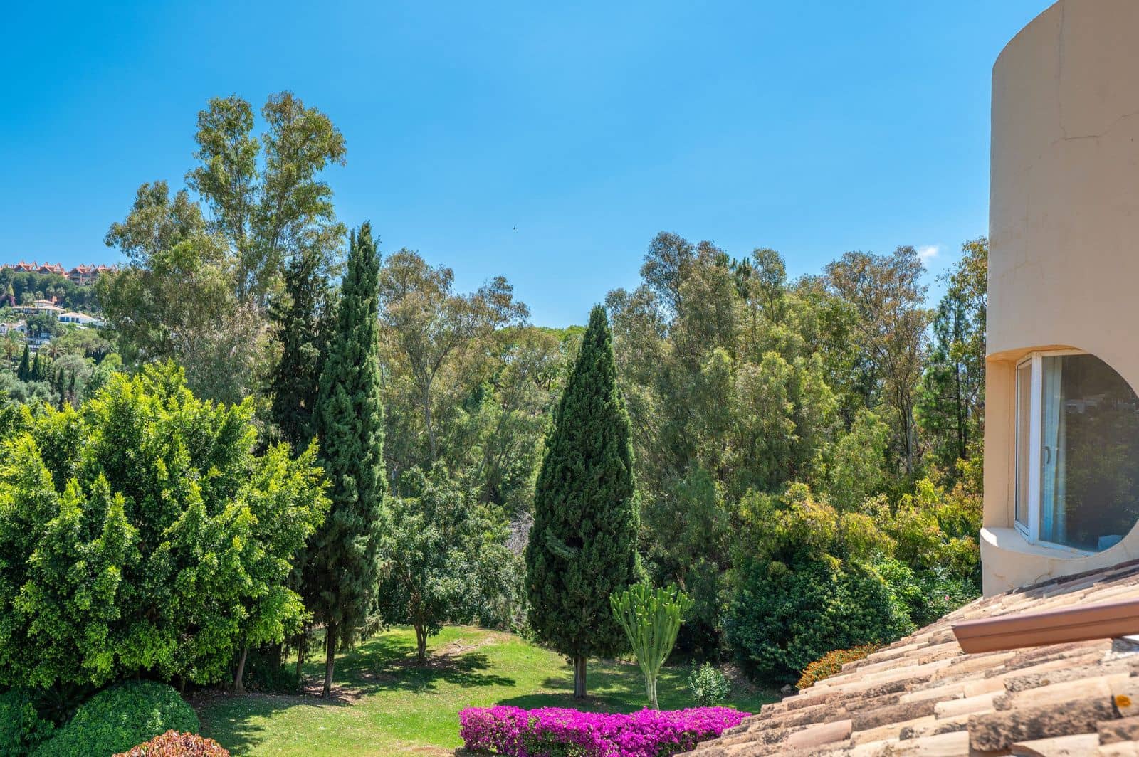3 bedroom Apartment for sale in Nueva Andalucia - € 950,000 (Ref: 9921254)