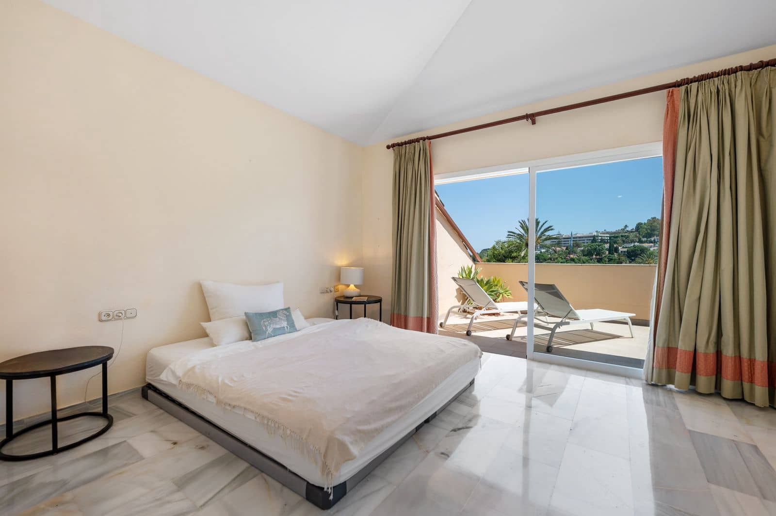 3 bedroom Apartment for sale in Nueva Andalucia - € 950,000 (Ref: 9921254)