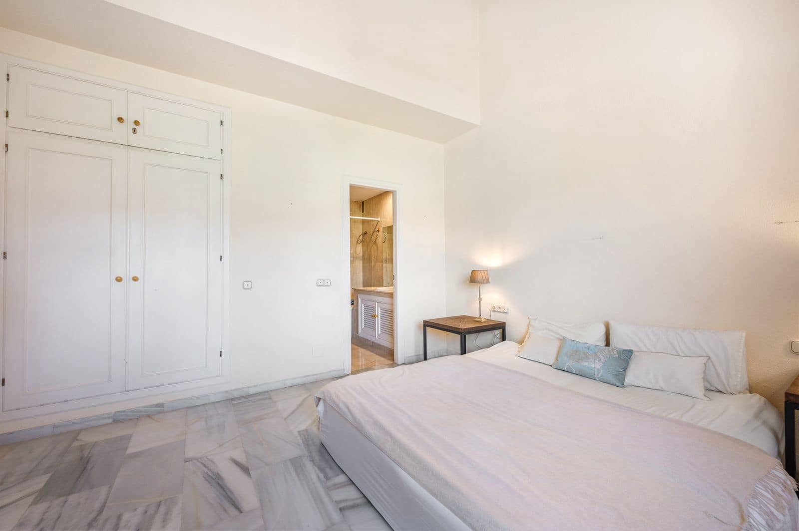 3 bedroom Apartment for sale in Nueva Andalucia - € 950,000 (Ref: 9921254)
