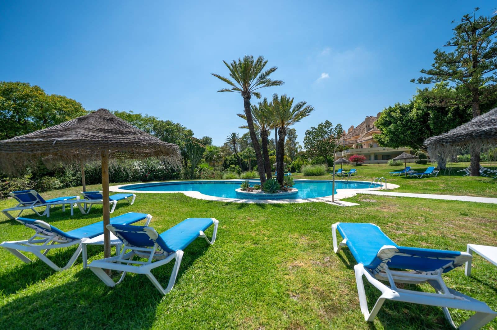 3 bedroom Apartment for sale in Nueva Andalucia - € 950,000 (Ref: 9921254)