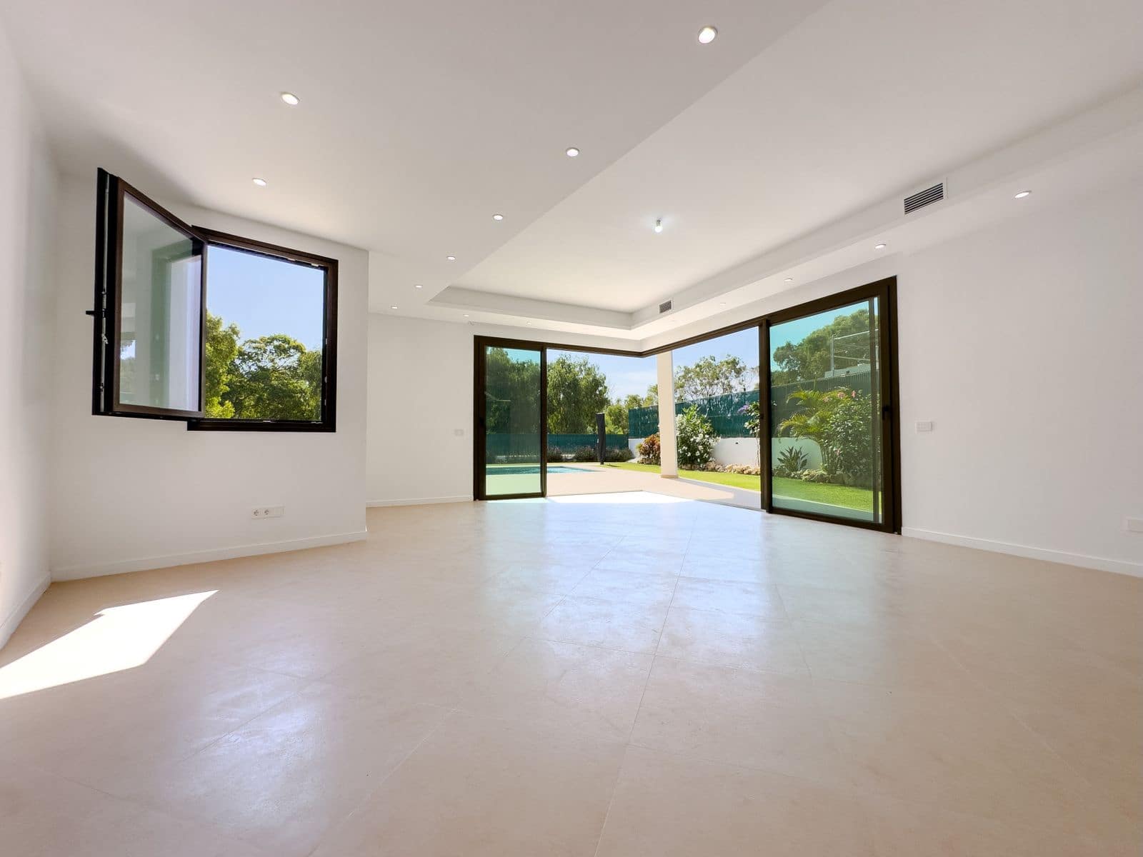 4 bedroom Villa for sale in Estepona - € 2,200,000 (Ref: 9921284)
